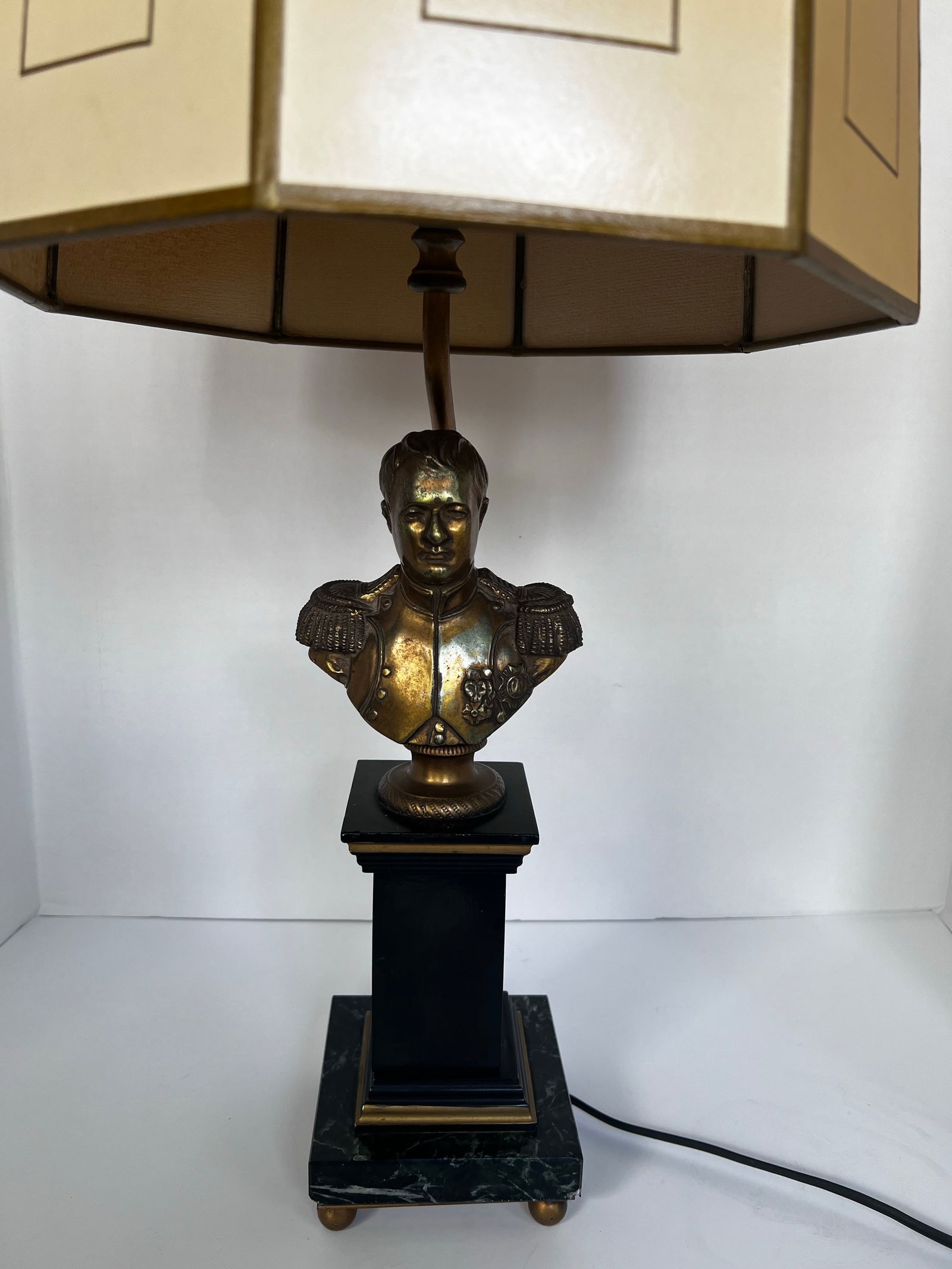 Early 20th Century Napoleon Bust Brass and Marble Table Lamp - 4