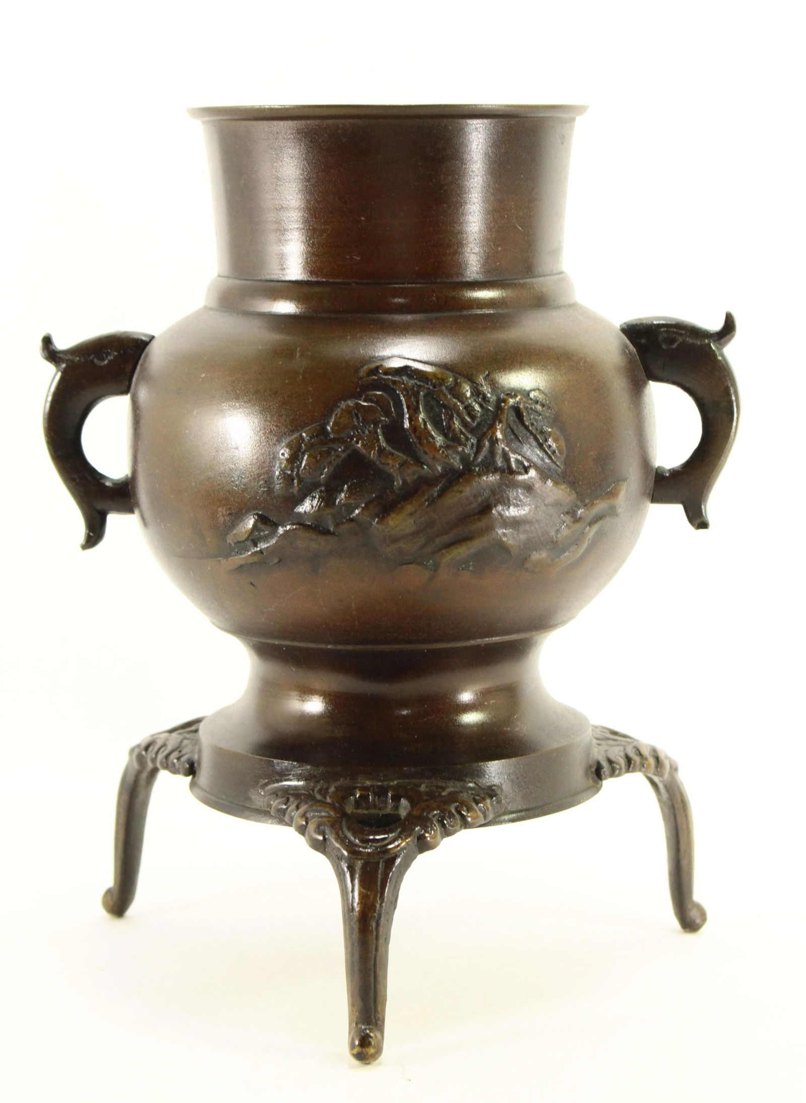Early 20th Century Meiji Japanese Bronze Ikebana Usubata Vase on Tripod With Landscape - 2