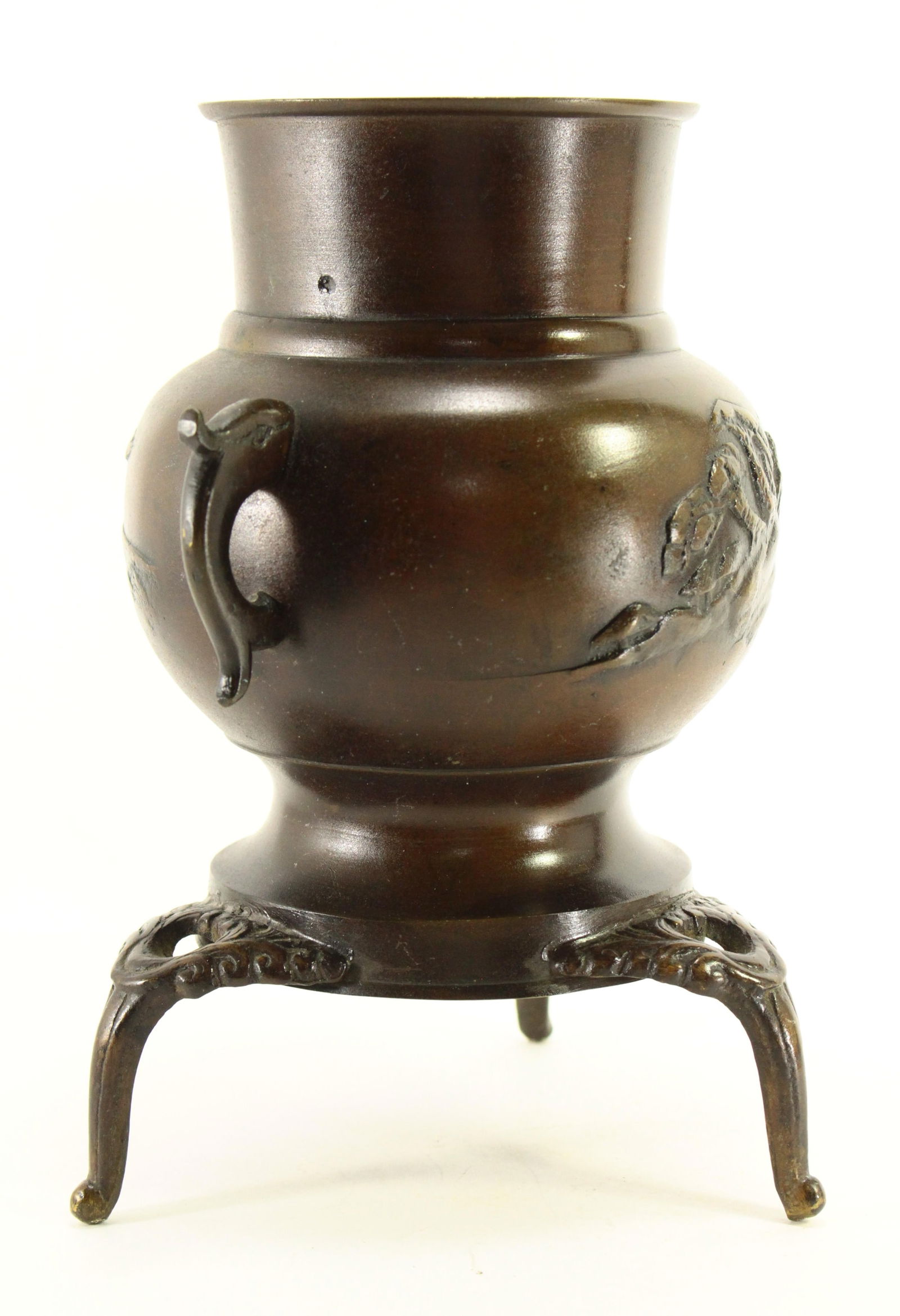 Early 20th Century Meiji Japanese Bronze Ikebana Usubata Vase on Tripod With Landscape - 4