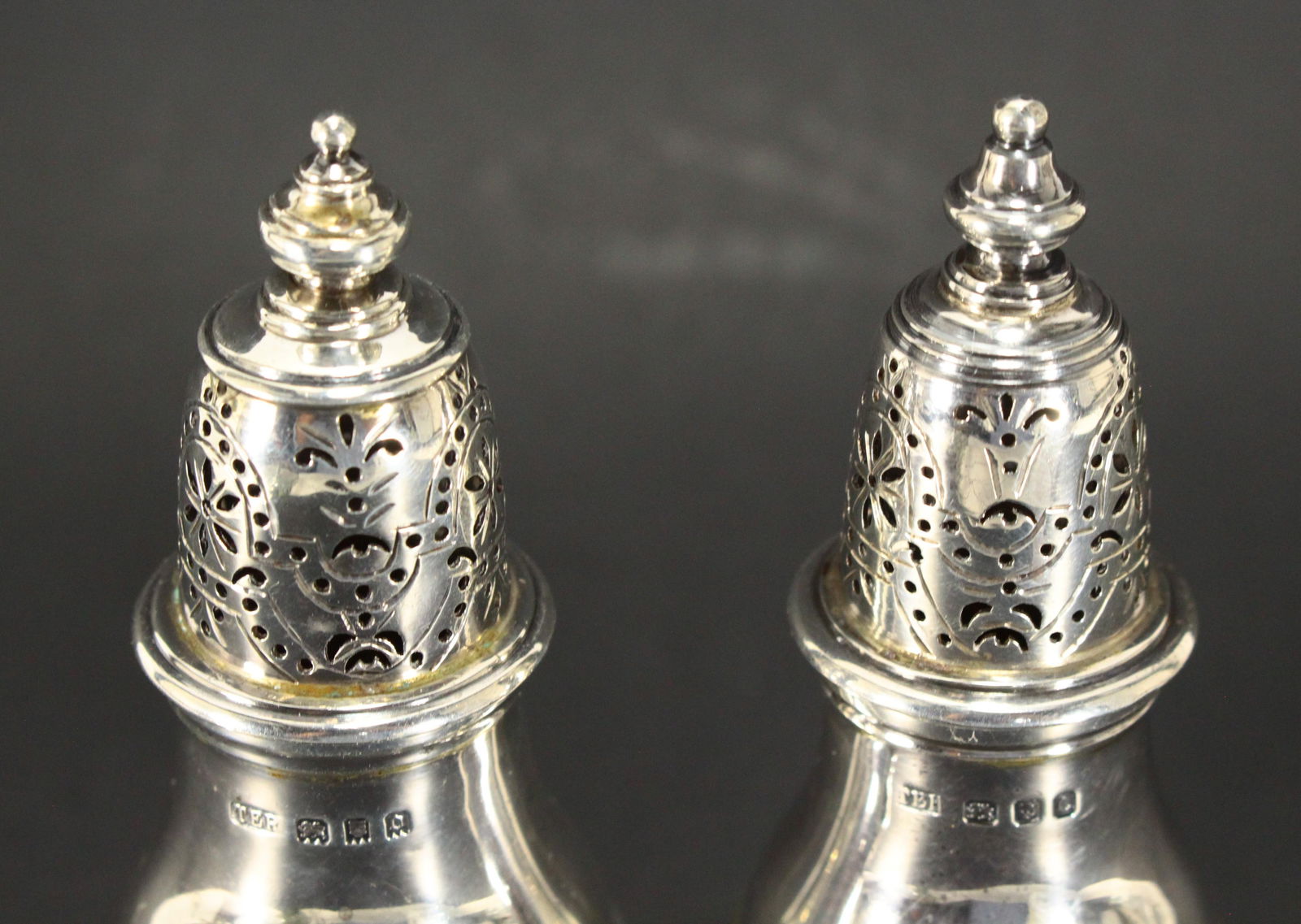1929-1938 London Pair of Sterling Silver Casters Muffineers, Thomas Edward Rawlings, Maker - 2