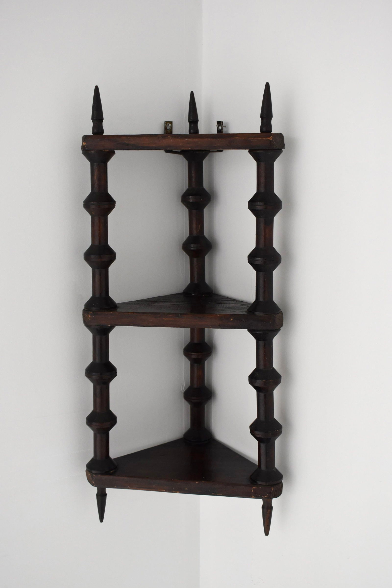 Vintage Folk Art Spool Corner Shelf, Circa Early 20th Century - 3