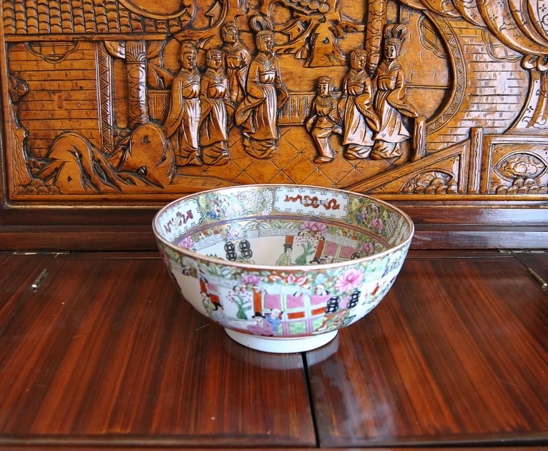 Late 19th Century Cantonese Famille Rose Punch Bowl With Qianlong Reign Mark - 3