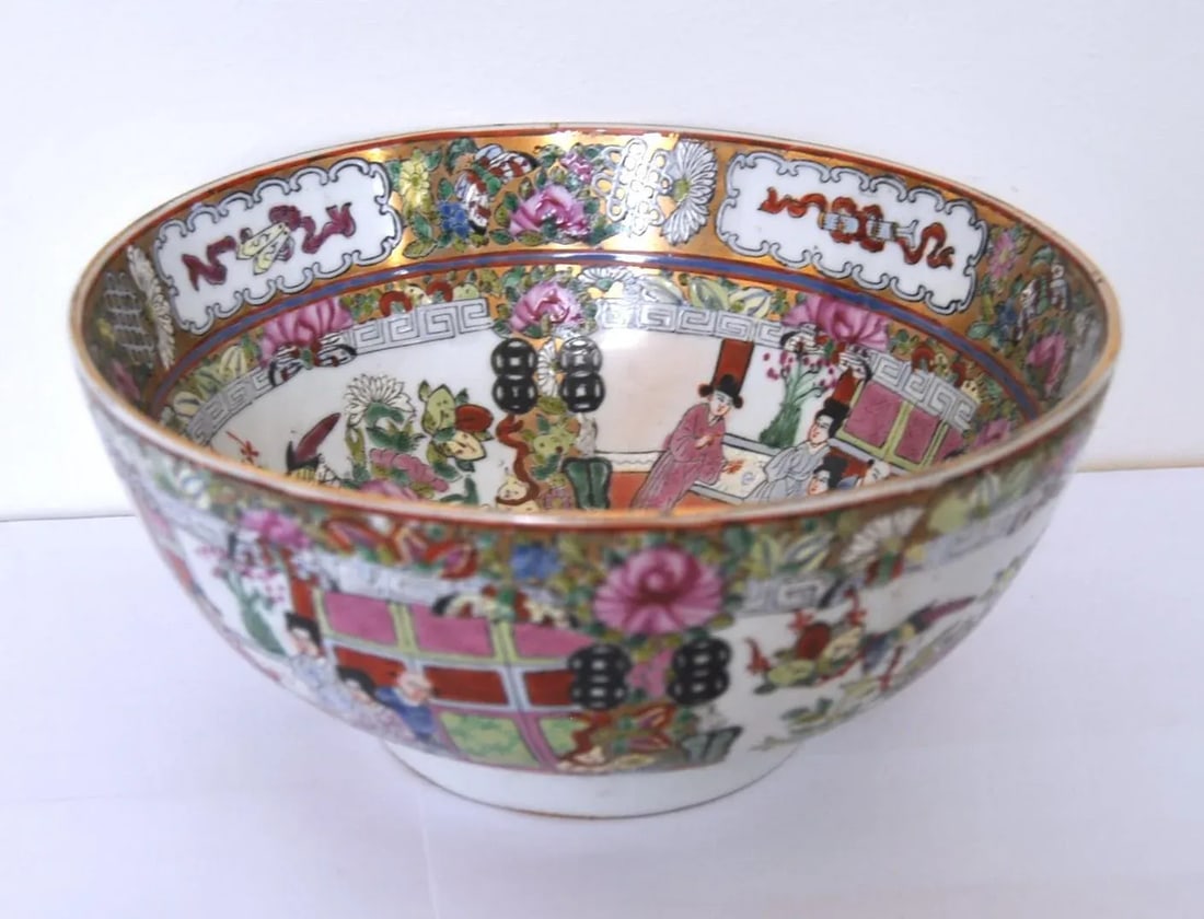 Late 19th Century Cantonese Famille Rose Punch Bowl With Qianlong Reign Mark - 4