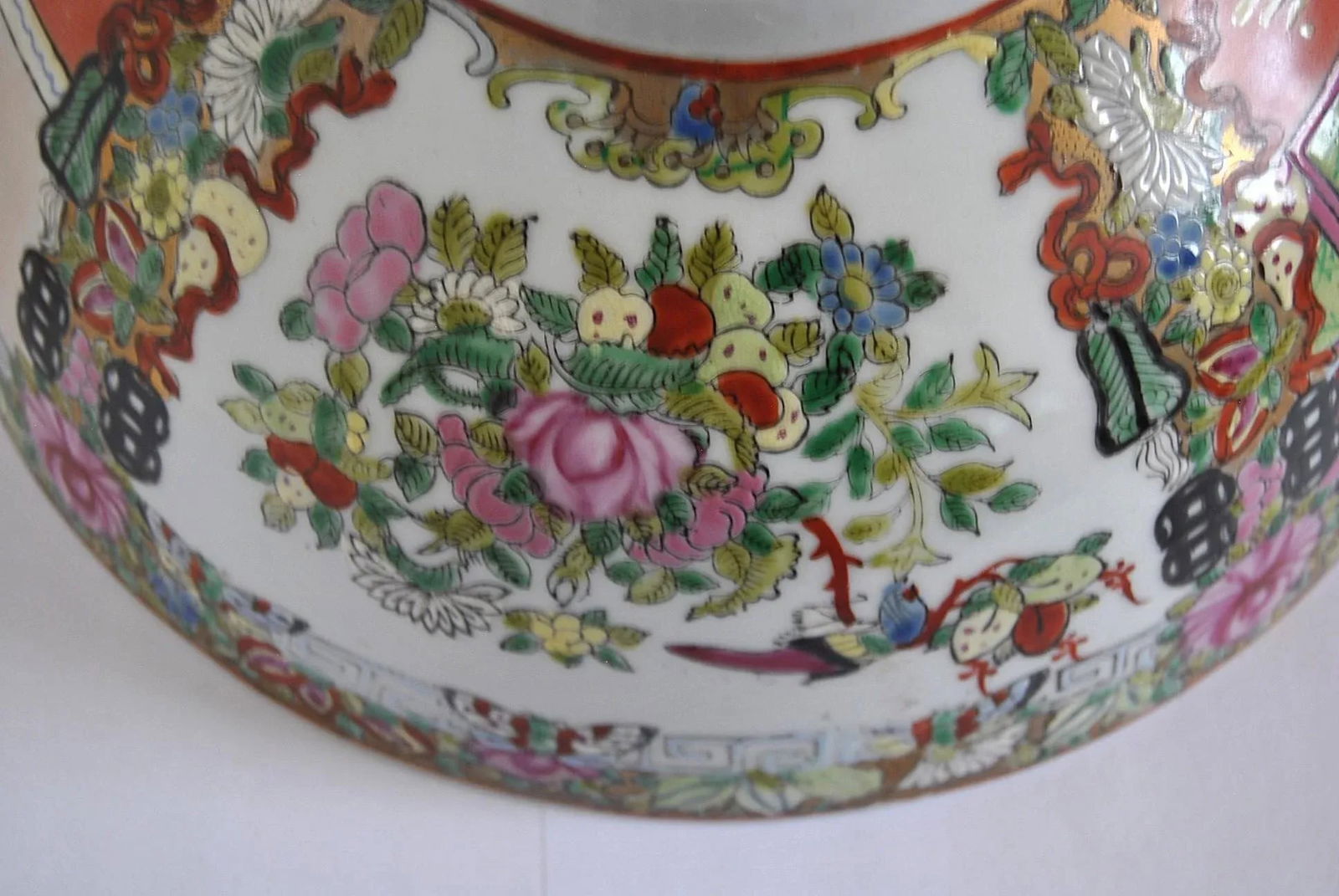 Late 19th Century Cantonese Famille Rose Punch Bowl With Qianlong Reign Mark - 7