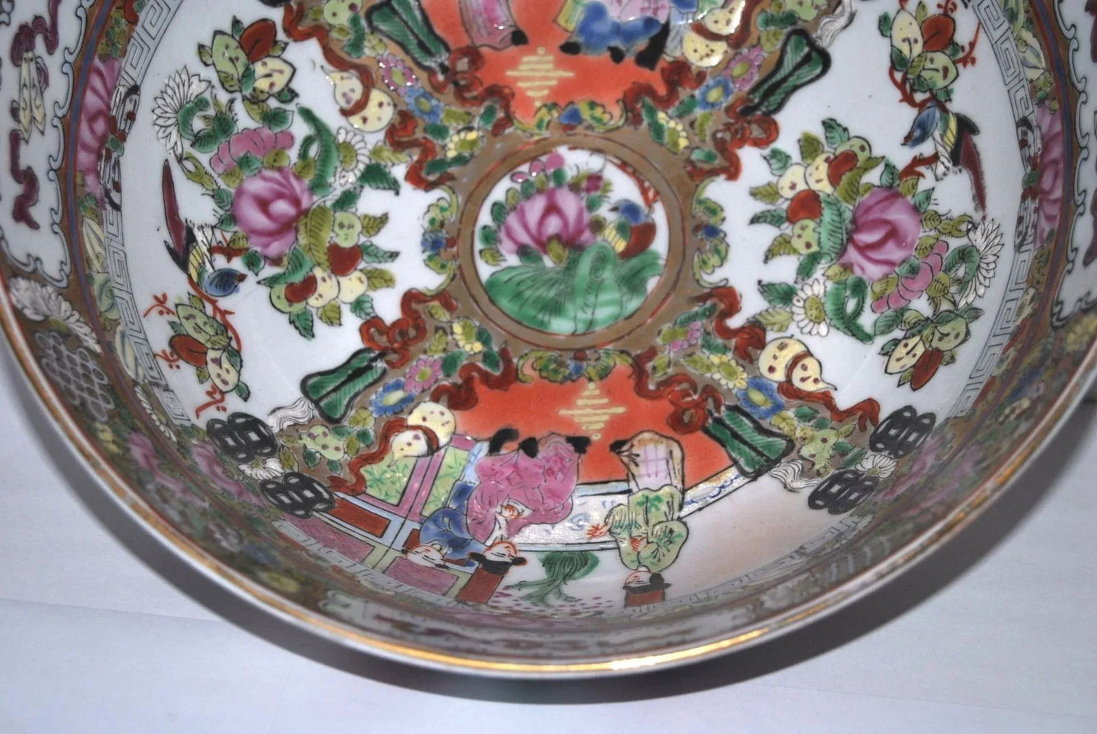 Late 19th Century Cantonese Famille Rose Punch Bowl With Qianlong Reign Mark - 8