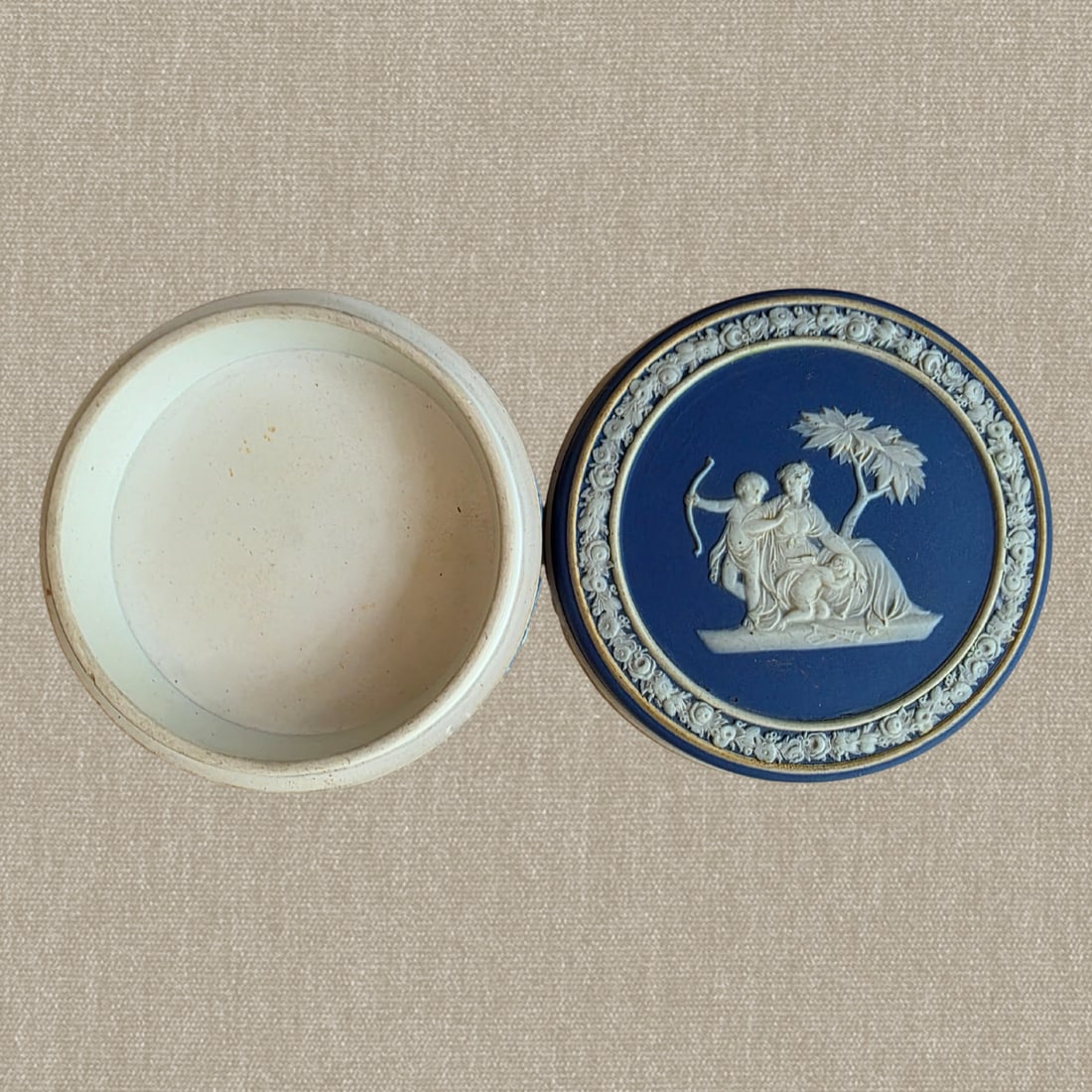 Early 20th Century Antique Wedgwood Jasperware Round Trinket Box With Lid - 4