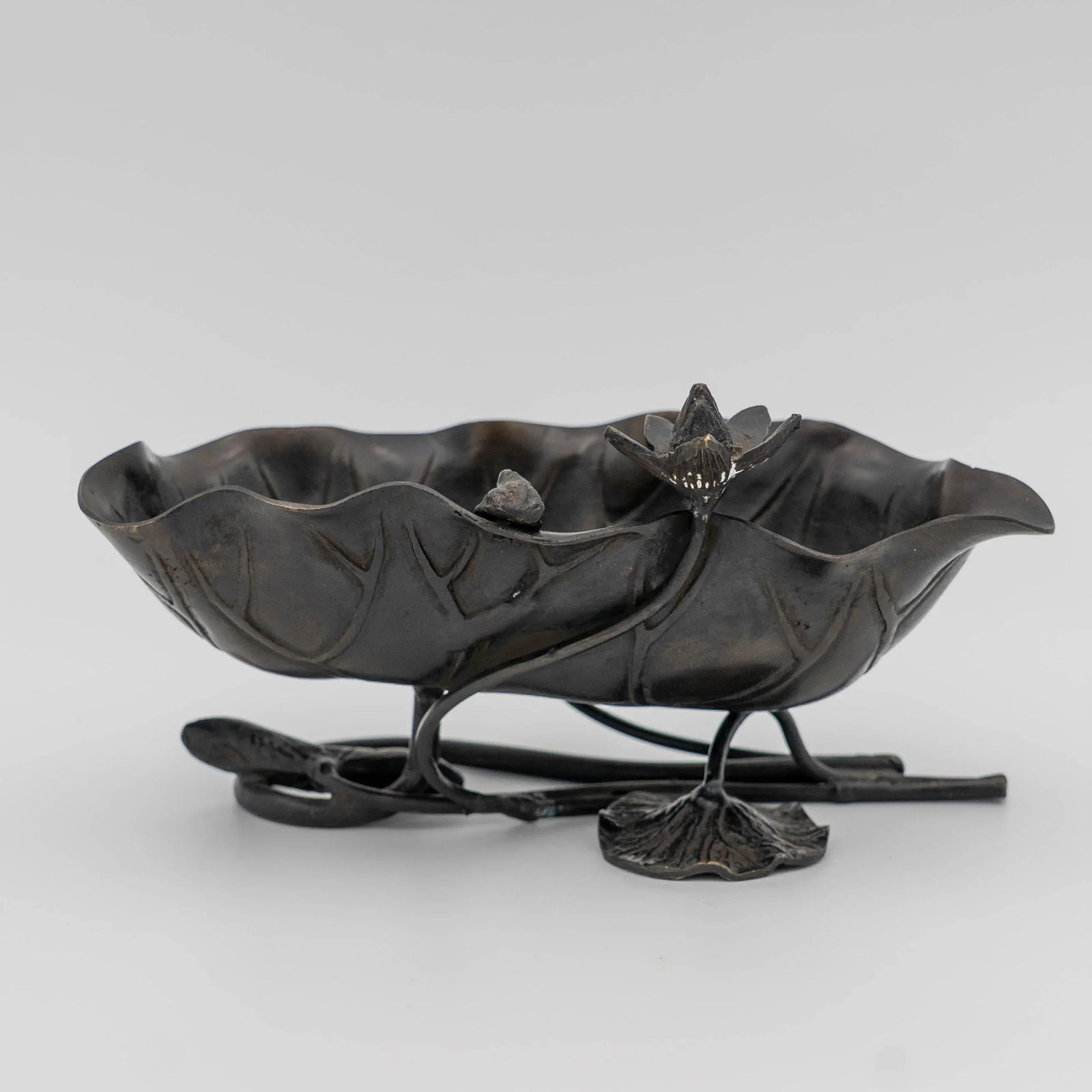 Early 1900s Japanese Bronze Lily Pad Shaped Dish - 4