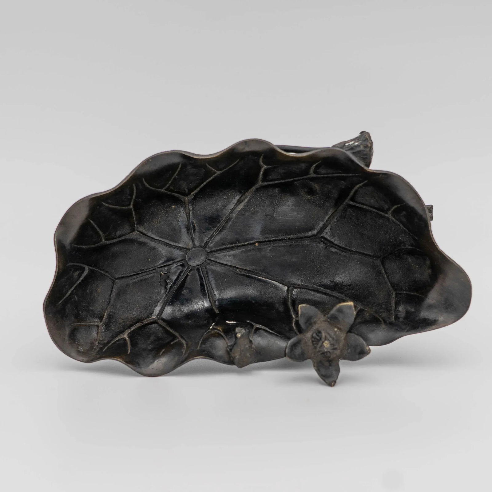 Early 1900s Japanese Bronze Lily Pad Shaped Dish - 5