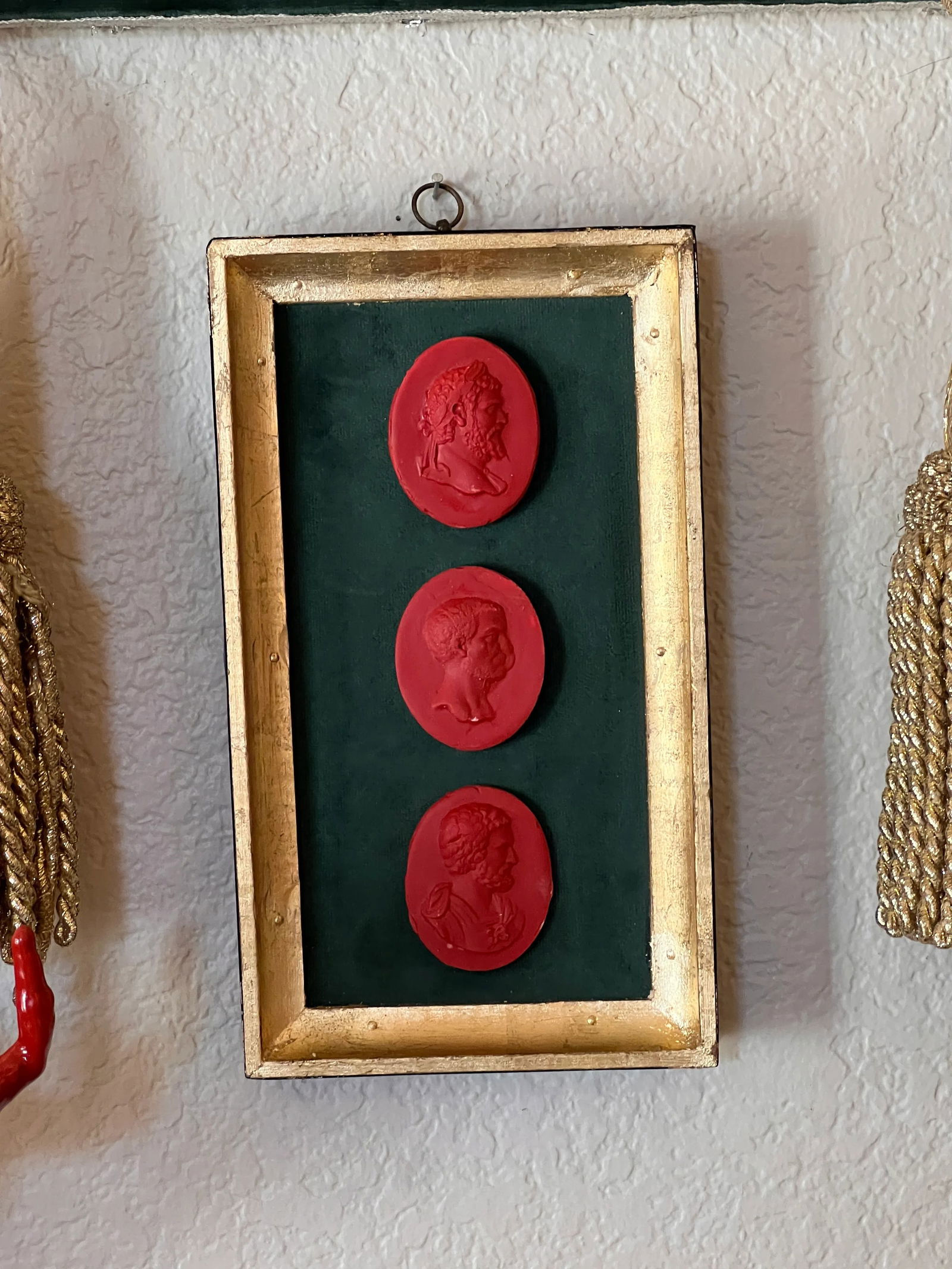 Classical Georgian Inspired Red Cast Emperor Profile Set on the Green Velvet & Gilt Frame - 5