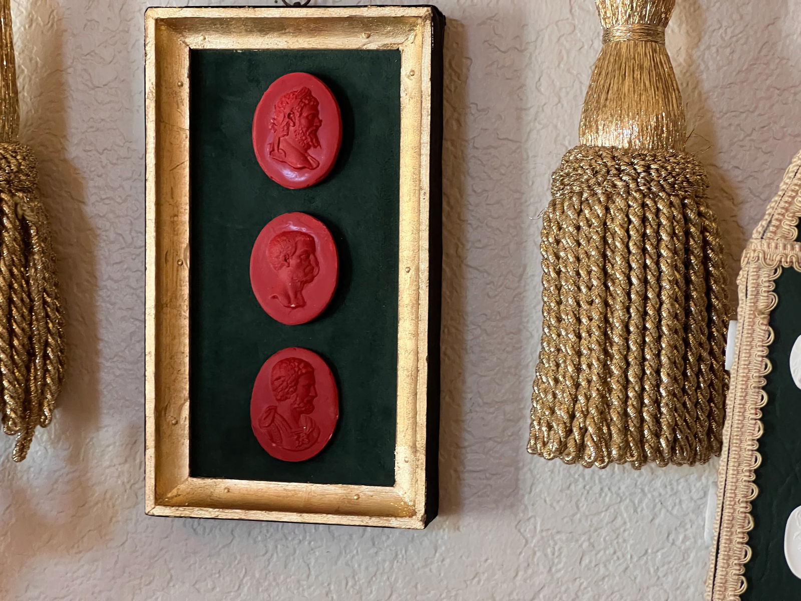 Classical Georgian Inspired Red Cast Emperor Profile Set on the Green Velvet & Gilt Frame - 6