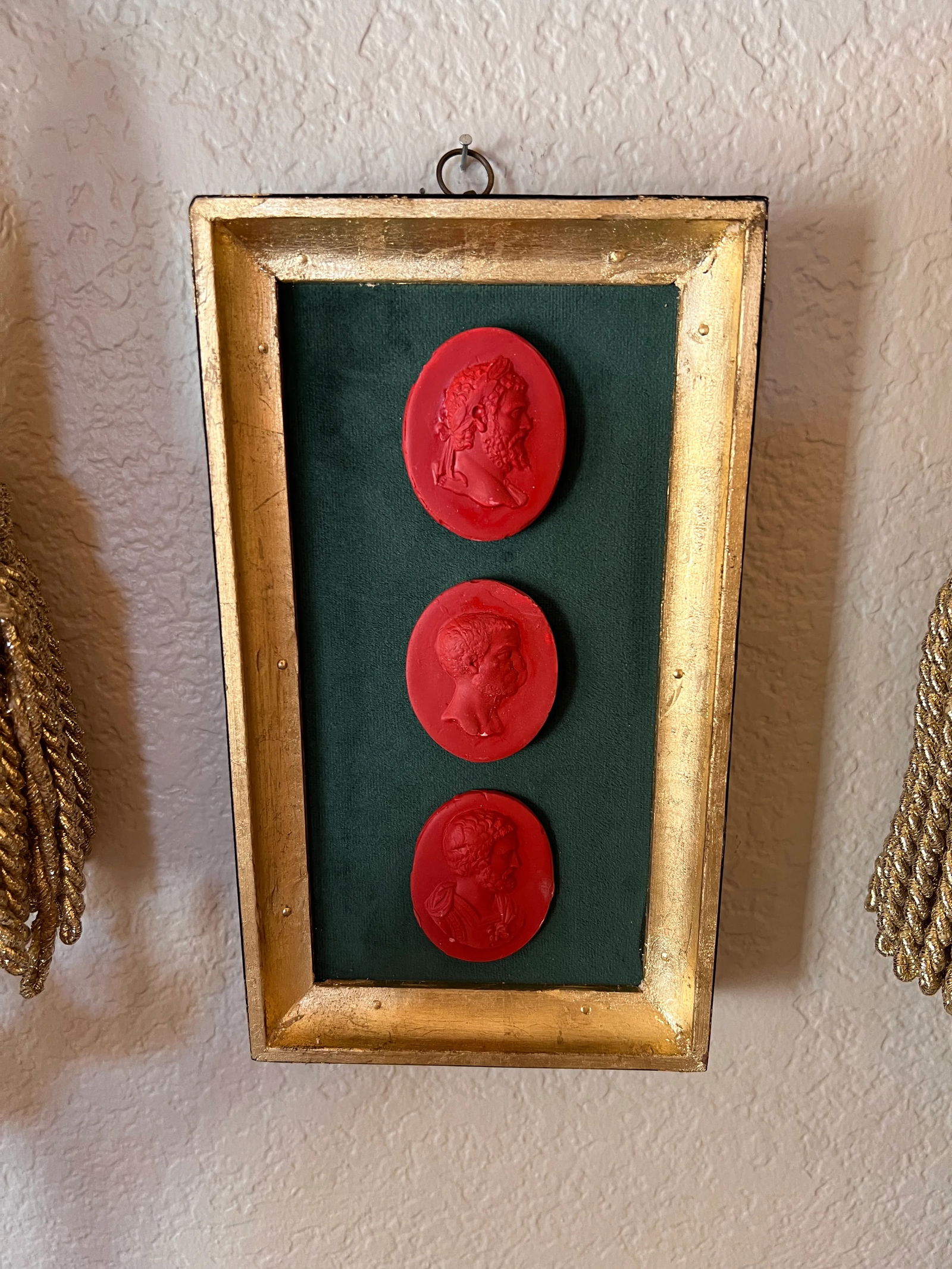 Classical Georgian Inspired Red Cast Emperor Profile Set on the Green Velvet & Gilt Frame - 7
