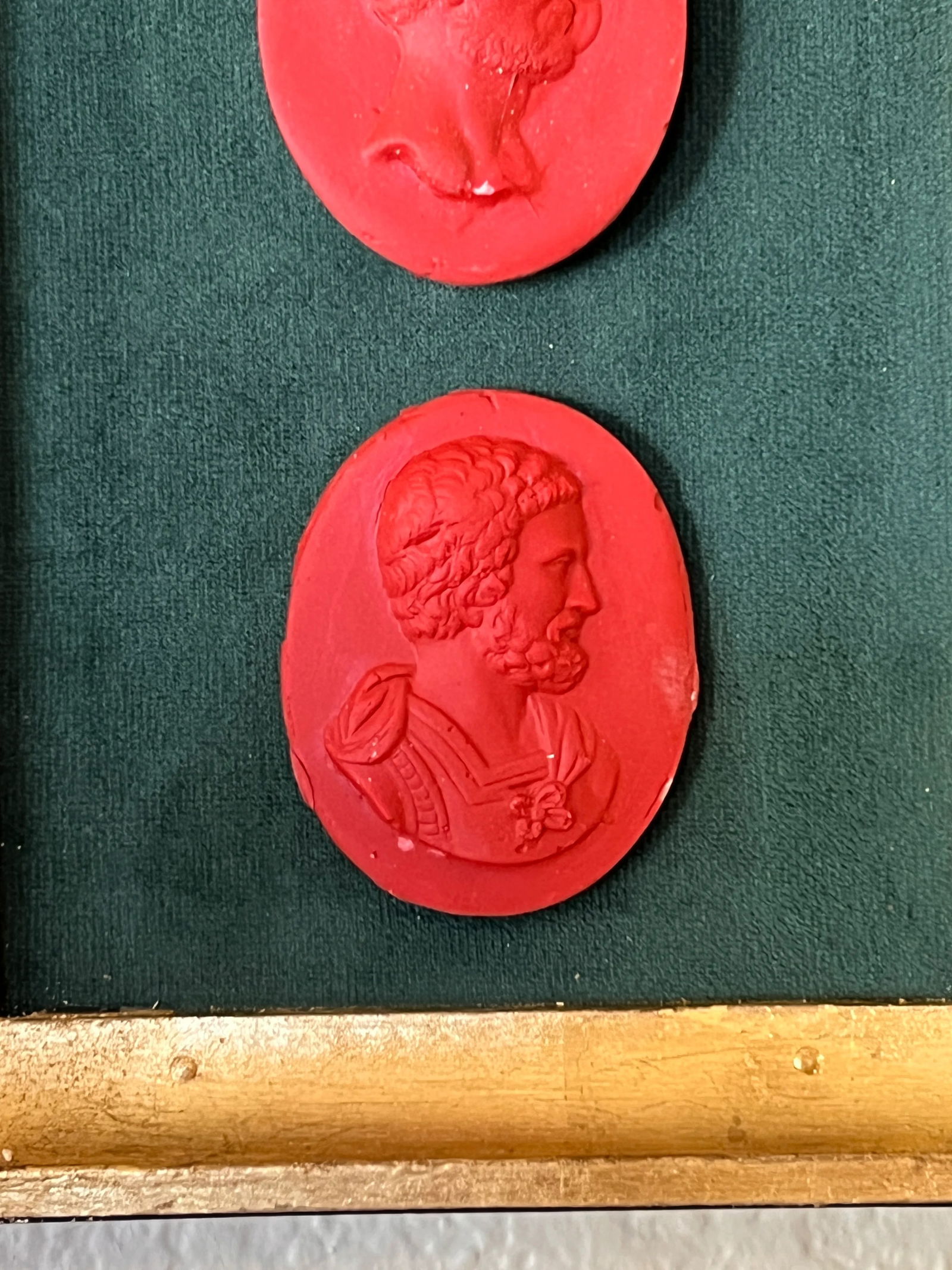 Classical Georgian Inspired Red Cast Emperor Profile Set on the Green Velvet & Gilt Frame - 8