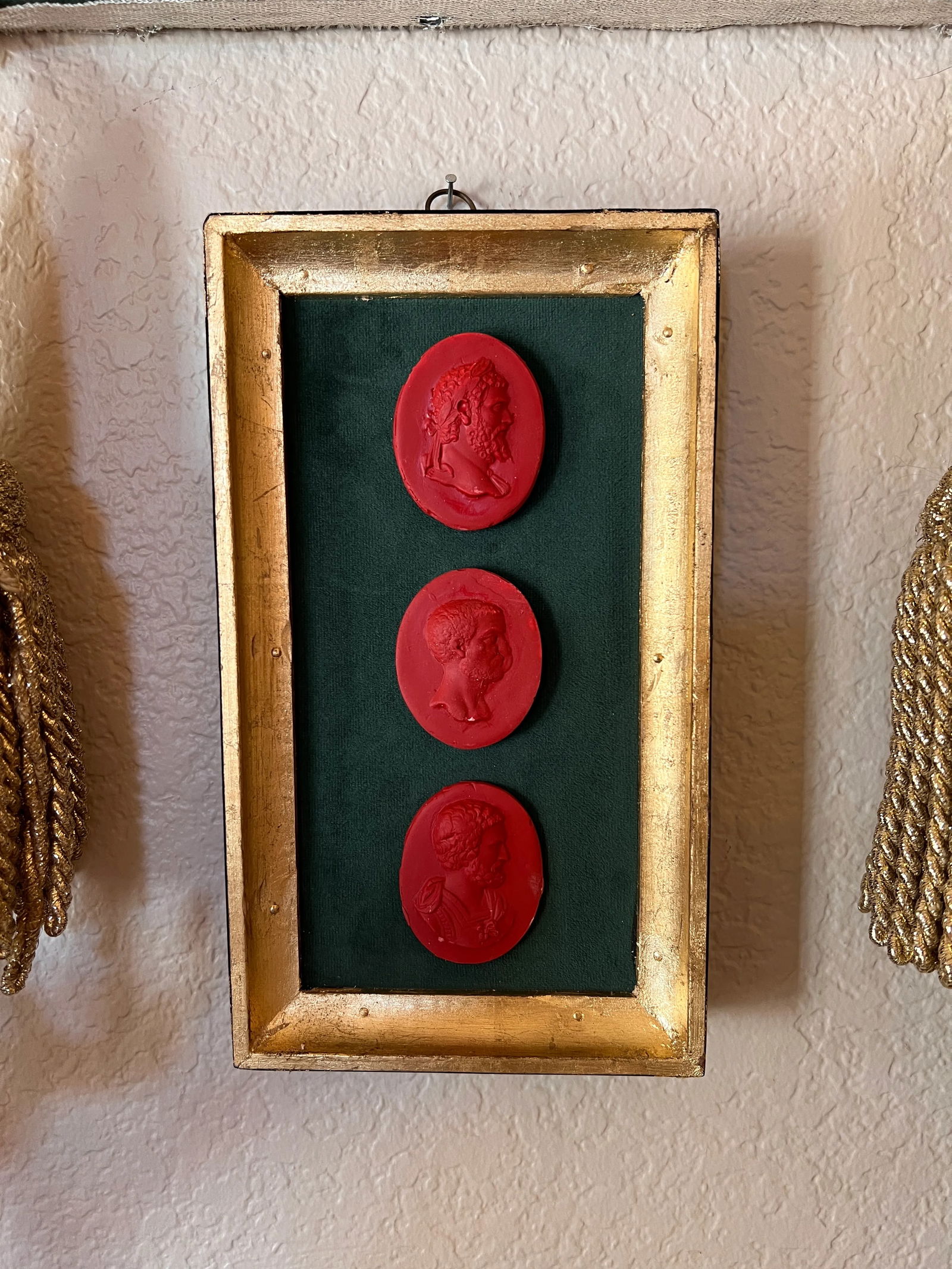 Classical Georgian Inspired Red Cast Emperor Profile Set on the Green Velvet & Gilt Frame - 9