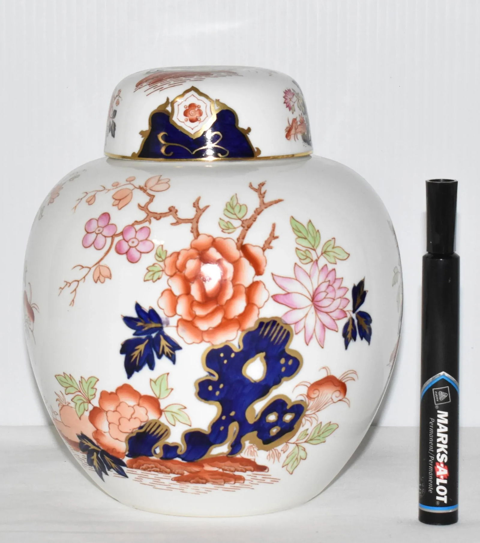 Vintage 1960's Large Wedgwood Bone China Ginger Jar With Floral Motif Made in England - 2