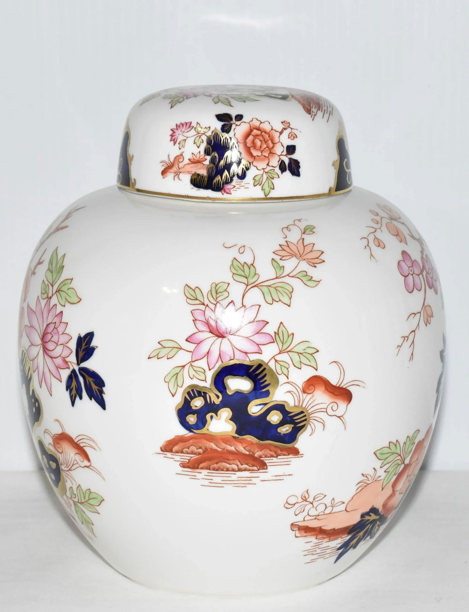 Vintage 1960's Large Wedgwood Bone China Ginger Jar With Floral Motif Made in England - 3