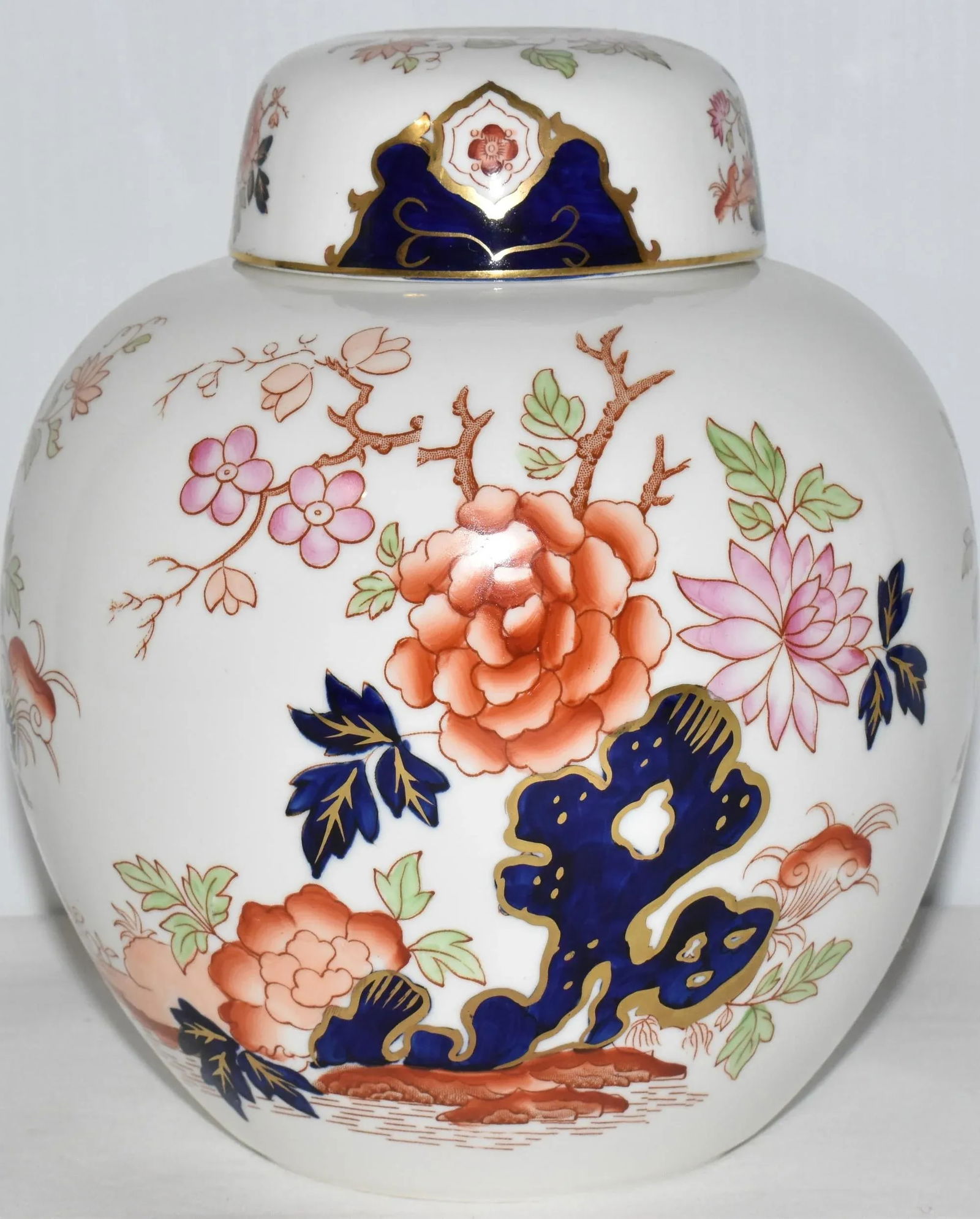 Vintage 1960's Large Wedgwood Bone China Ginger Jar With Floral Motif Made in England - 4