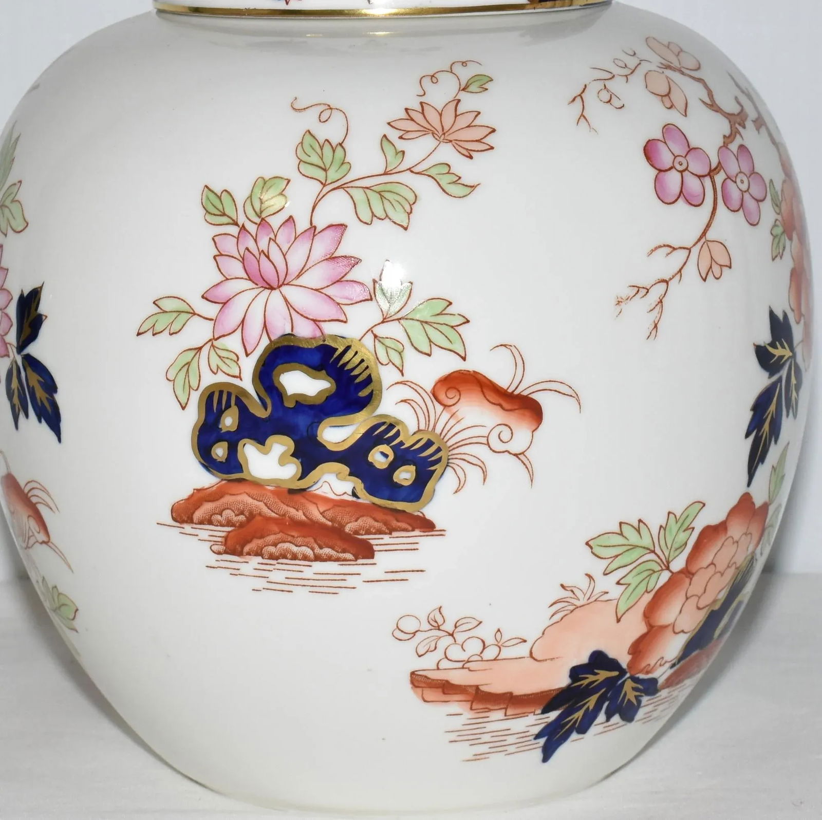 Vintage 1960's Large Wedgwood Bone China Ginger Jar With Floral Motif Made in England - 5