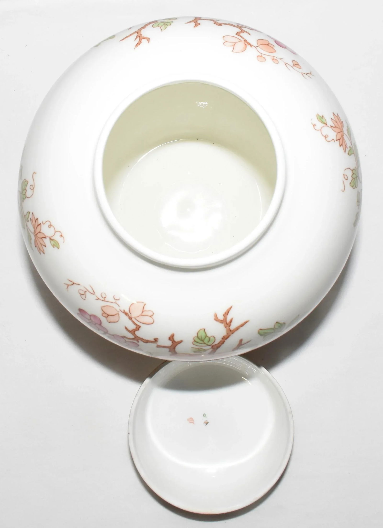 Vintage 1960's Large Wedgwood Bone China Ginger Jar With Floral Motif Made in England - 6