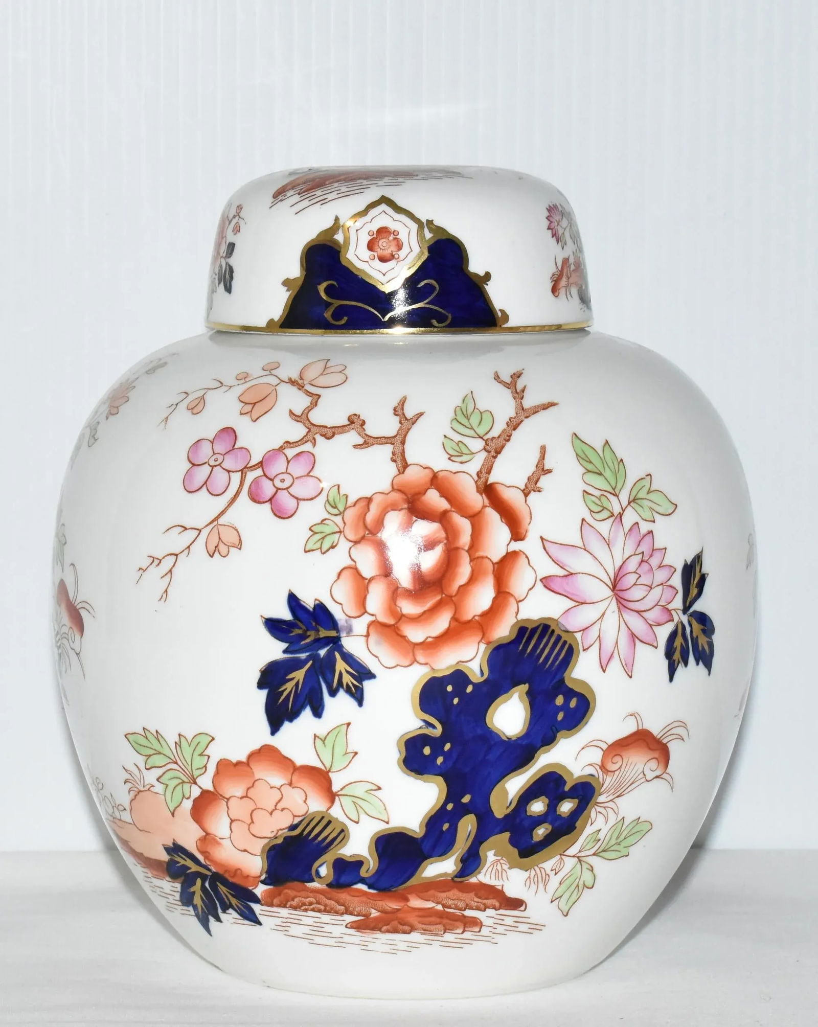 Vintage 1960's Large Wedgwood Bone China Ginger Jar With Floral Motif Made in England - 8