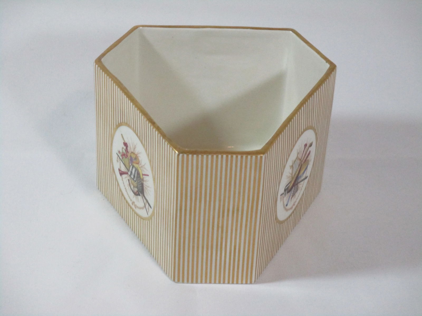 1970s Mottahedeh Designs Triangular Shaped Bowl, Made in Italy - 2