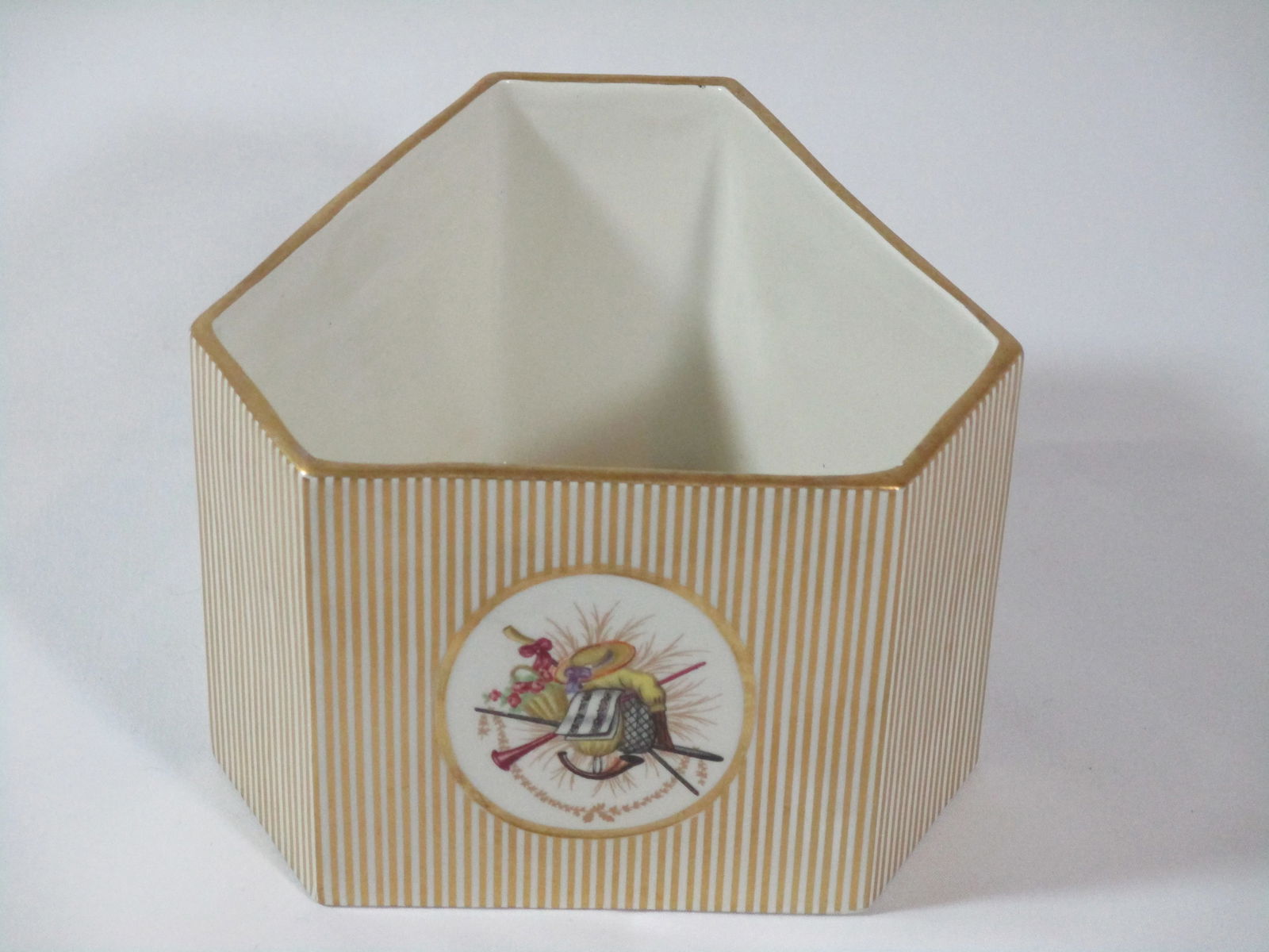 1970s Mottahedeh Designs Triangular Shaped Bowl, Made in Italy - 3