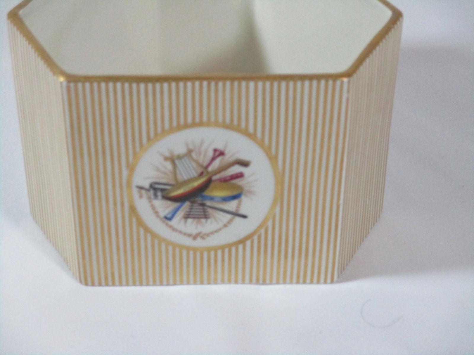 1970s Mottahedeh Designs Triangular Shaped Bowl, Made in Italy - 4