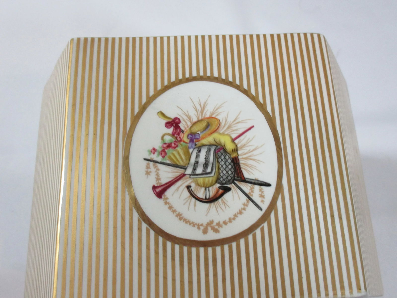 1970s Mottahedeh Designs Triangular Shaped Bowl, Made in Italy - 5