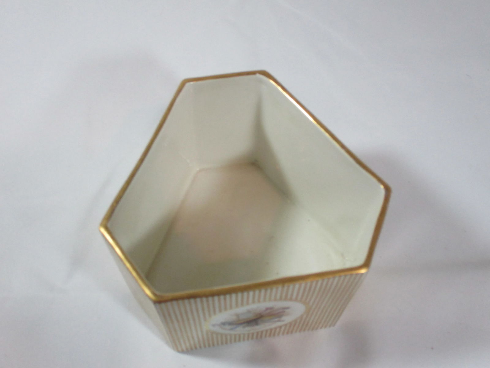 1970s Mottahedeh Designs Triangular Shaped Bowl, Made in Italy - 8