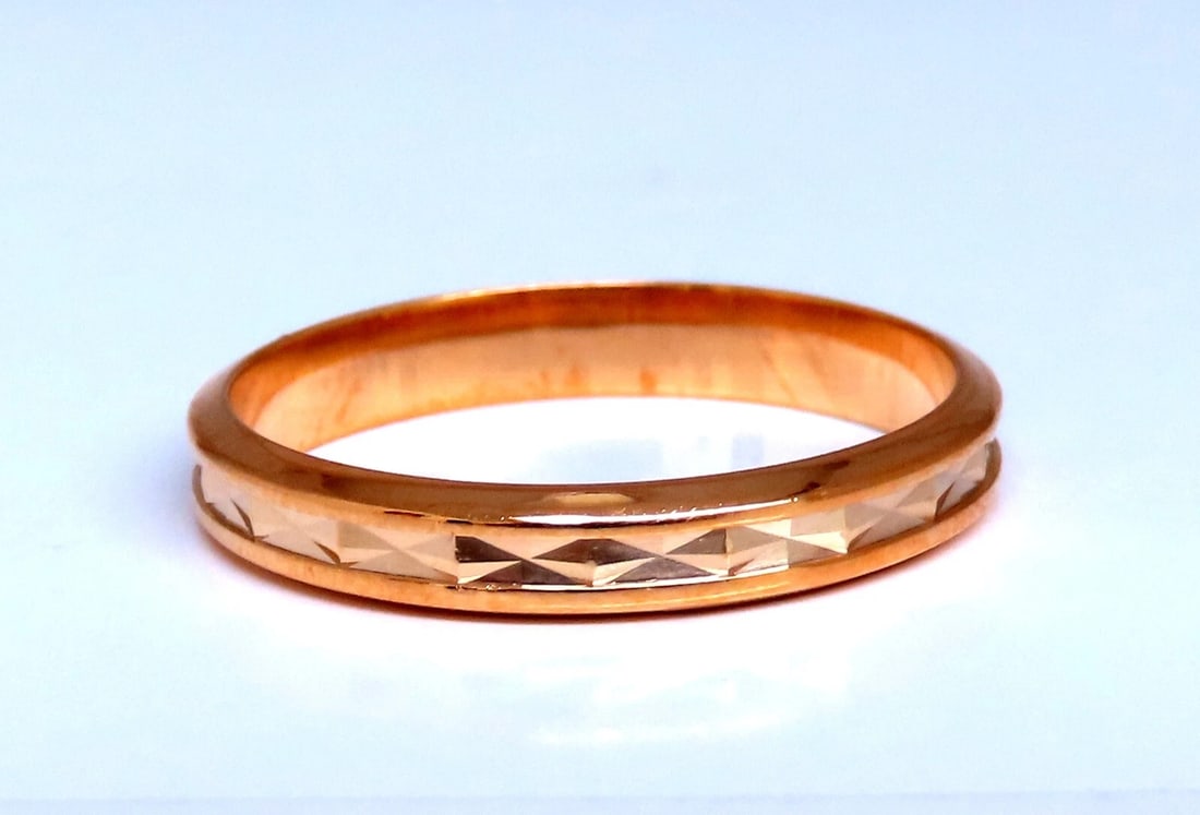 Vintage USSR 3.5mm Retro Band 18kt Gold 10.5: Title: Vintage USSR 3.5mm Retro Band 18kt Gold 10.5 Description: USSR Classic Gold band. Nice detail on inner 3.5mm wide 1.3 mm depth 18 karat yellow gold 3.9 g Size 10.5 ....*. Reserve: $558.00 