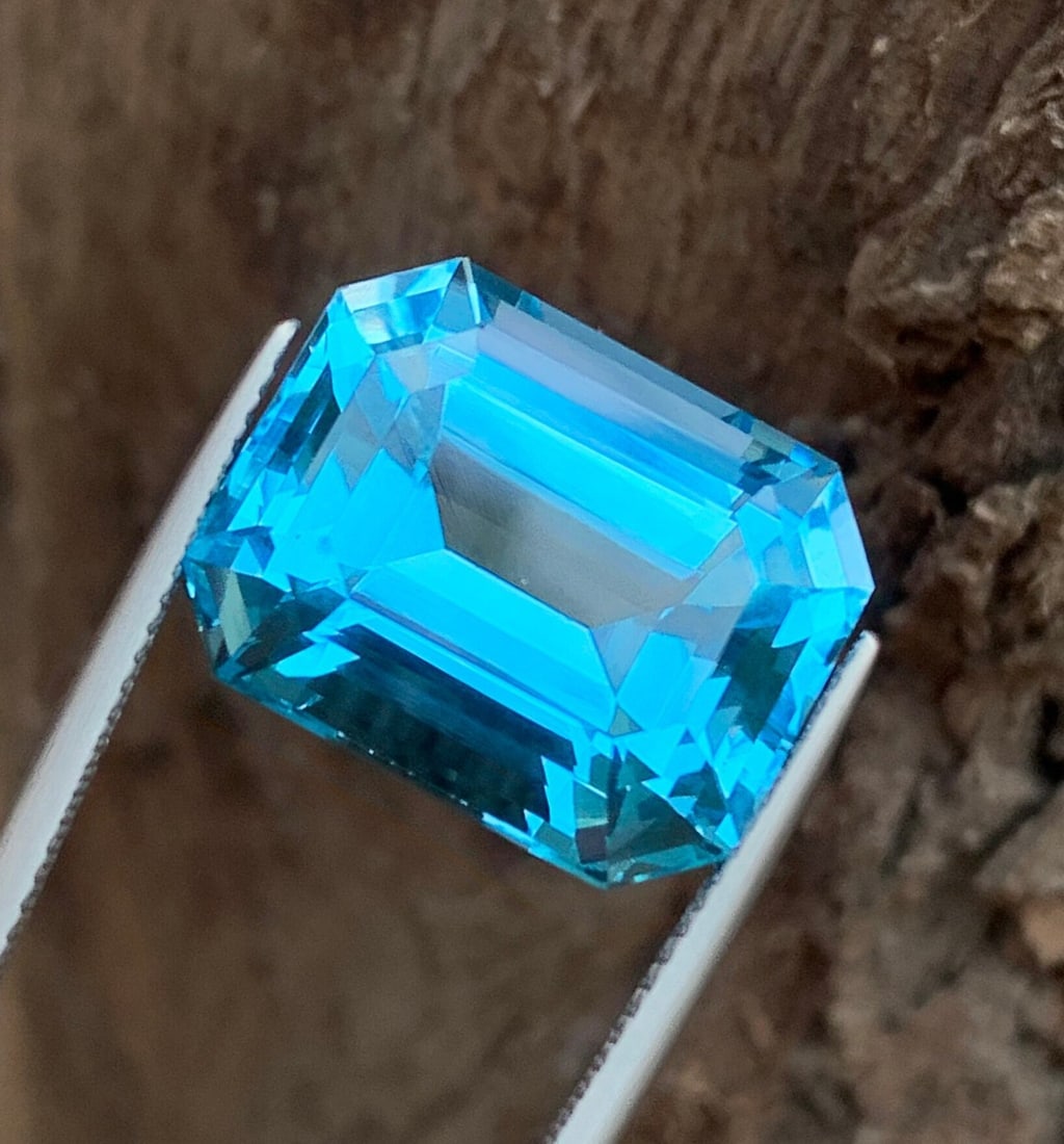 22.90 Carat Emerald Cut Swiss Blue Topaz Gemstone - 6