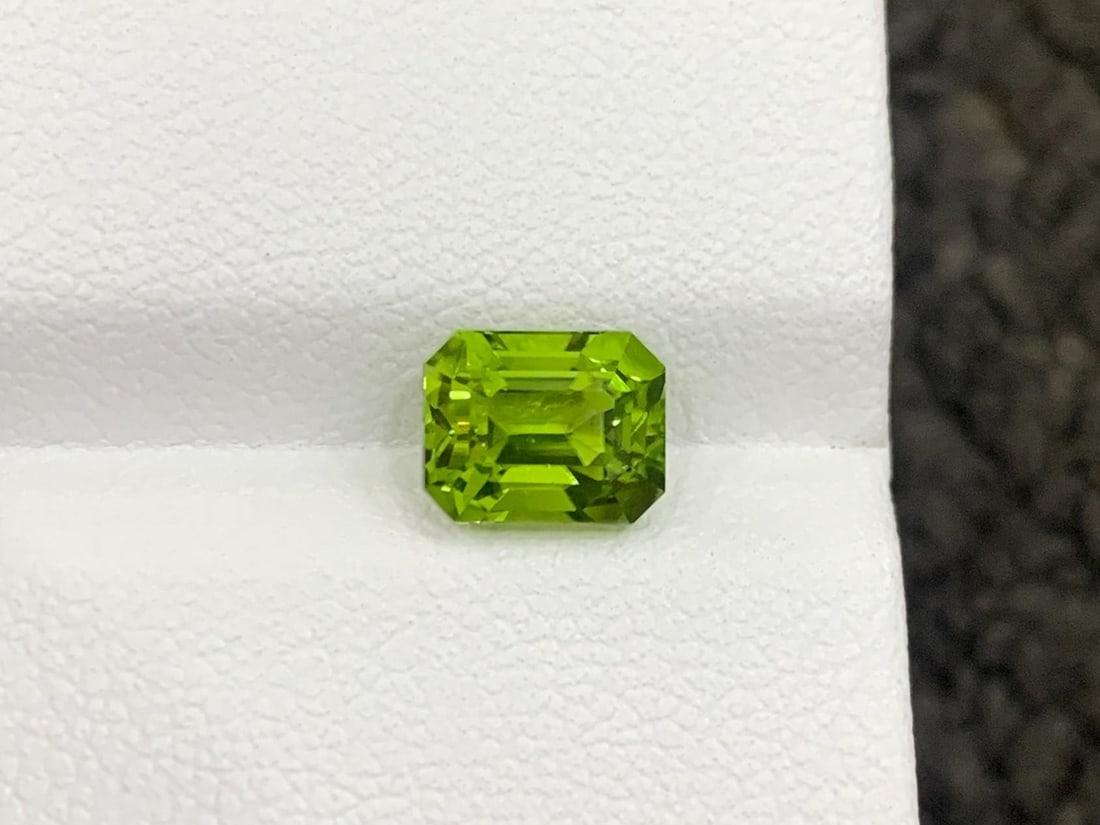 Emerald Cut Peridot Gemstone: Natural Green Loose Stone, 2.70 Carat - 3