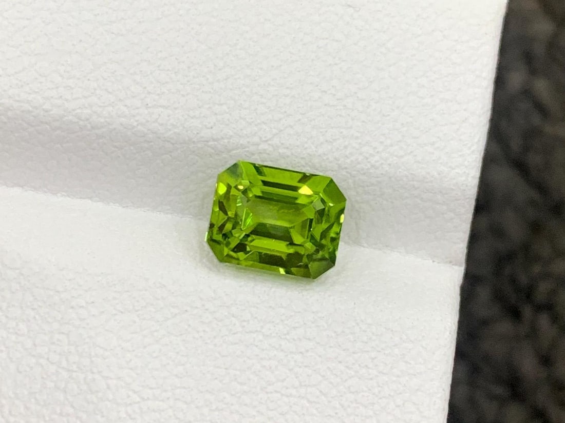 Emerald Cut Peridot Gemstone: Natural Green Loose Stone, 2.70 Carat - 4