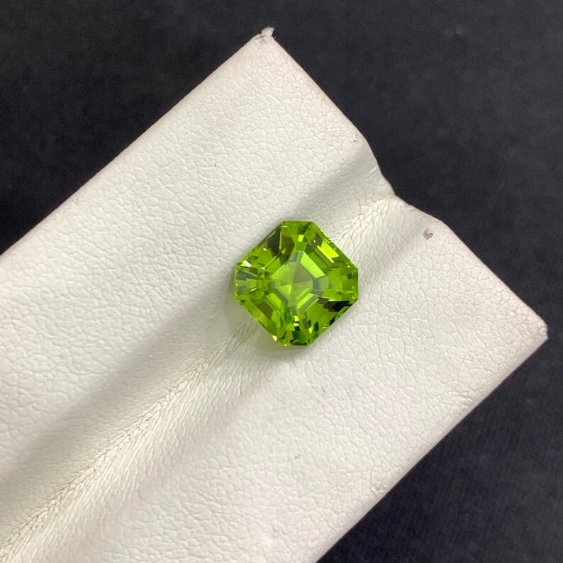 Deep Green Peridot Gemstone: 3.40 CT Faceted Asscher Cut - 5