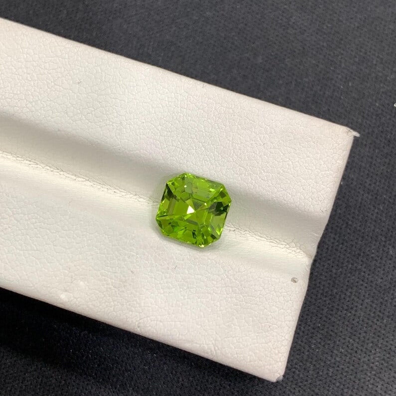 Deep Green Peridot Gemstone: 3.40 CT Faceted Asscher Cut - 6