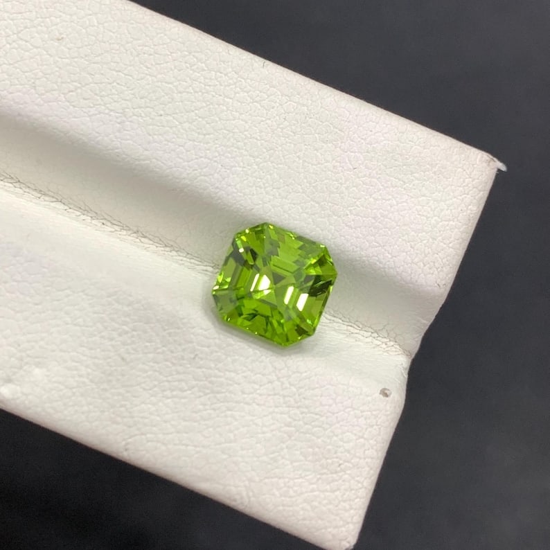 Deep Green Peridot Gemstone: 3.40 CT Faceted Asscher Cut - 7