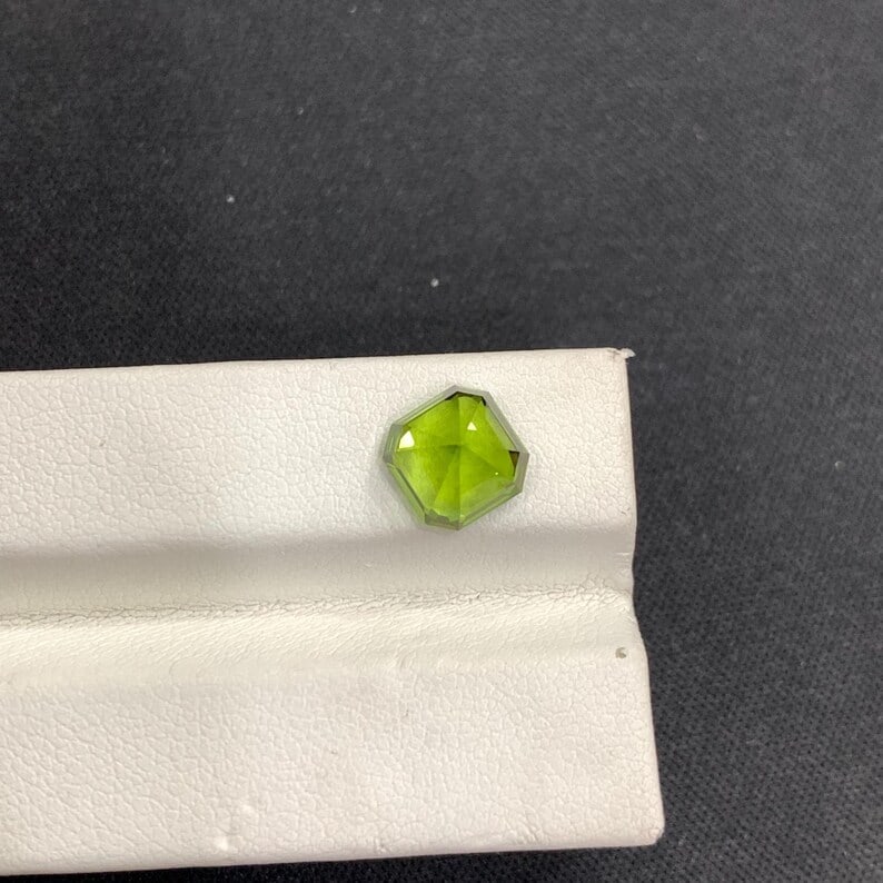 Deep Green Peridot Gemstone: 3.40 CT Faceted Asscher Cut - 8