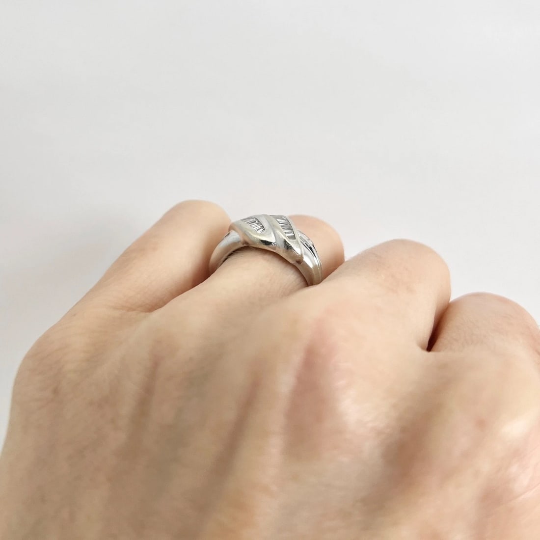 Estate Channel-Set Baguette Diamond Crisscross Ring 18K White Gold, 5.64 Grams - 4