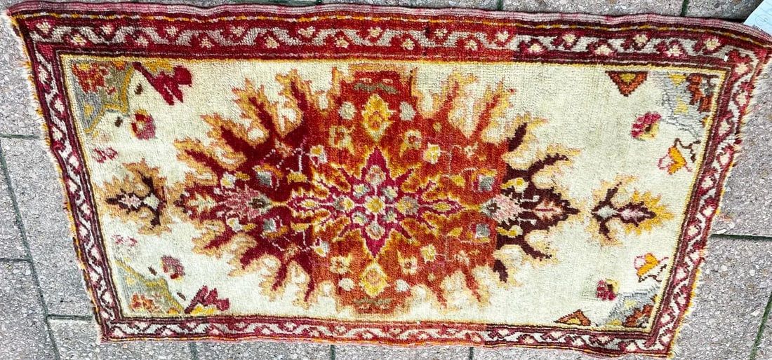 Early 20th Century Antique Yastik Turkish Anatolian Rug the Sun - 5