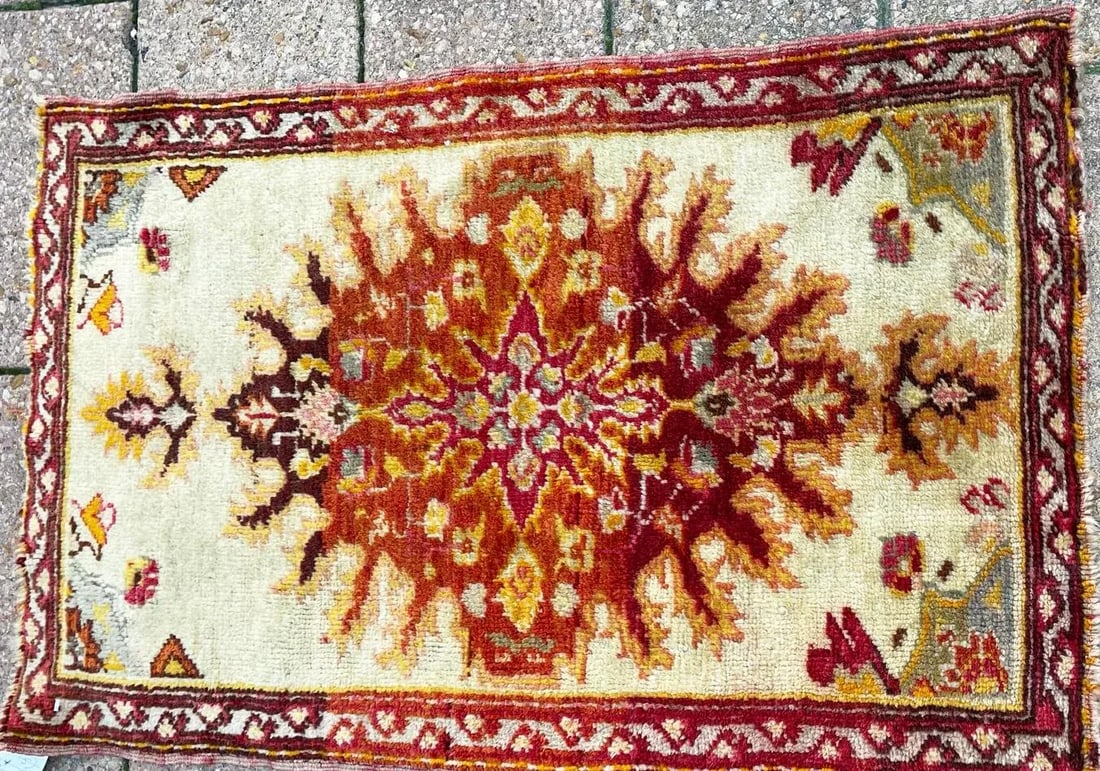 Early 20th Century Antique Yastik Turkish Anatolian Rug the Sun - 6