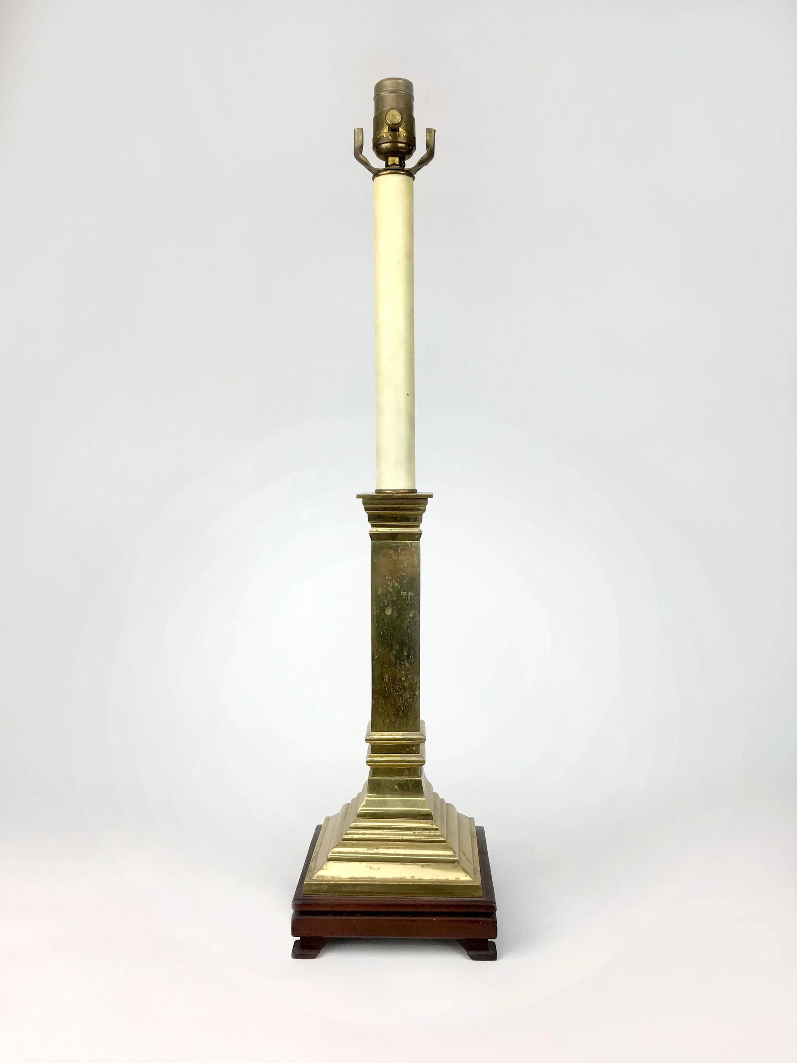 1970s Traditional Estate Brass Square Table Lamp - 2