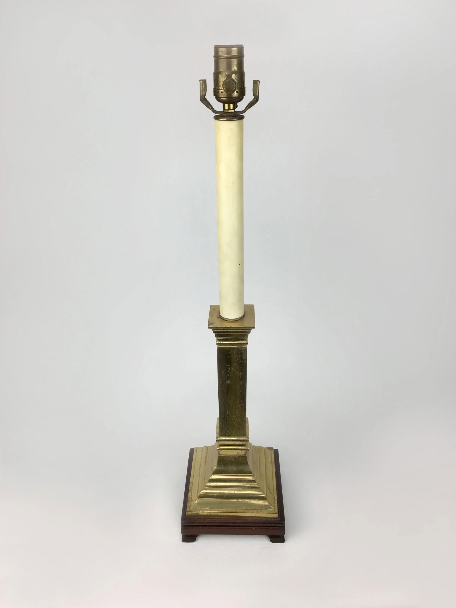 1970s Traditional Estate Brass Square Table Lamp - 4