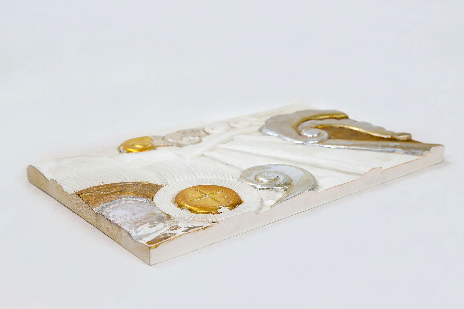 1970s English Traditional Wooden Plaque Sculpted and in Gold & Silver Leaf & White - 2