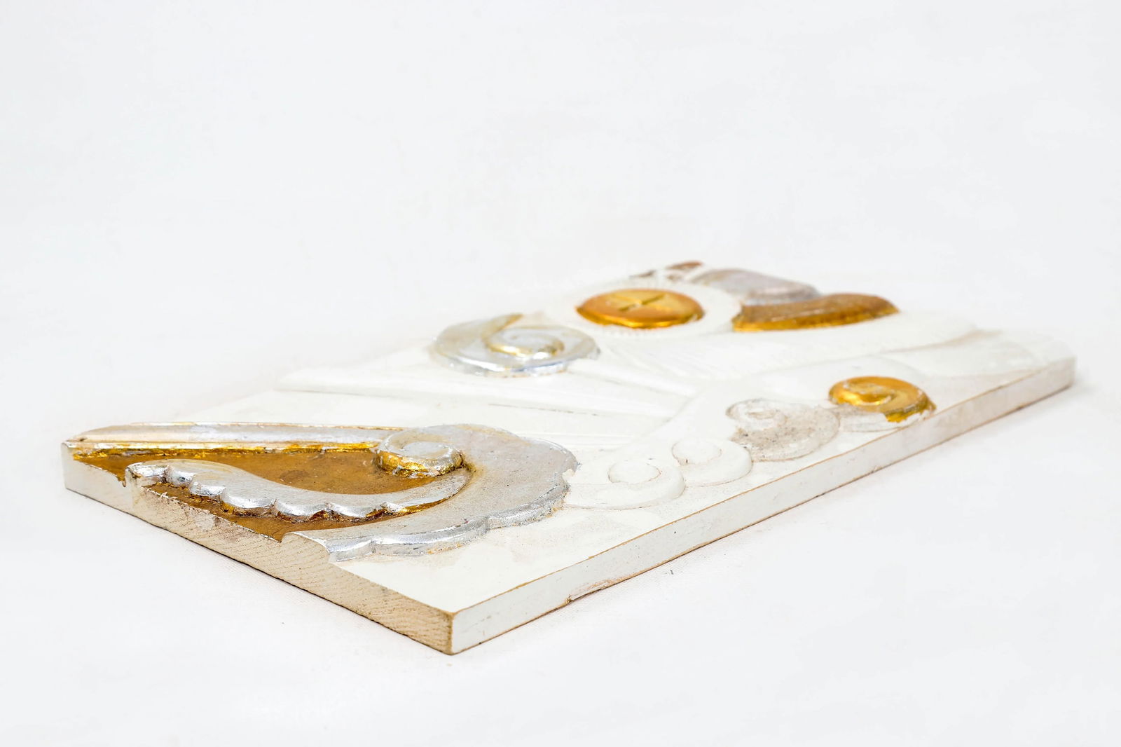 1970s English Traditional Wooden Plaque Sculpted and in Gold & Silver Leaf & White - 3