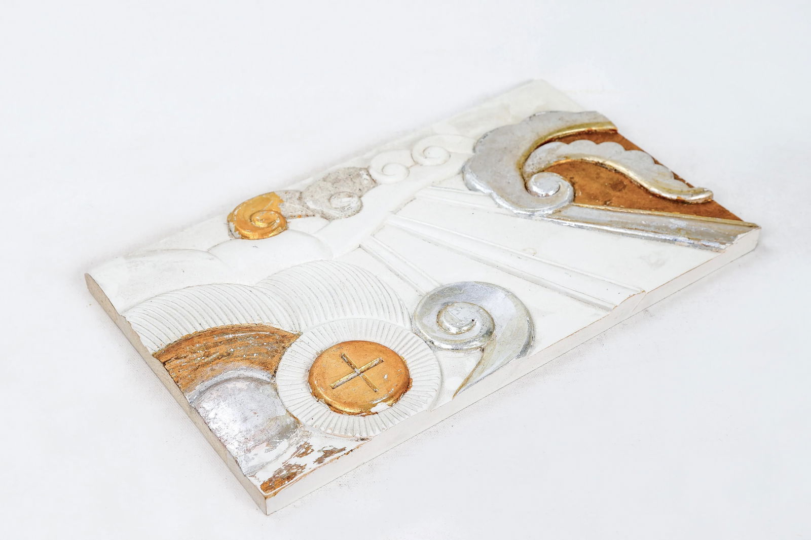 1970s English Traditional Wooden Plaque Sculpted and in Gold & Silver Leaf & White - 4