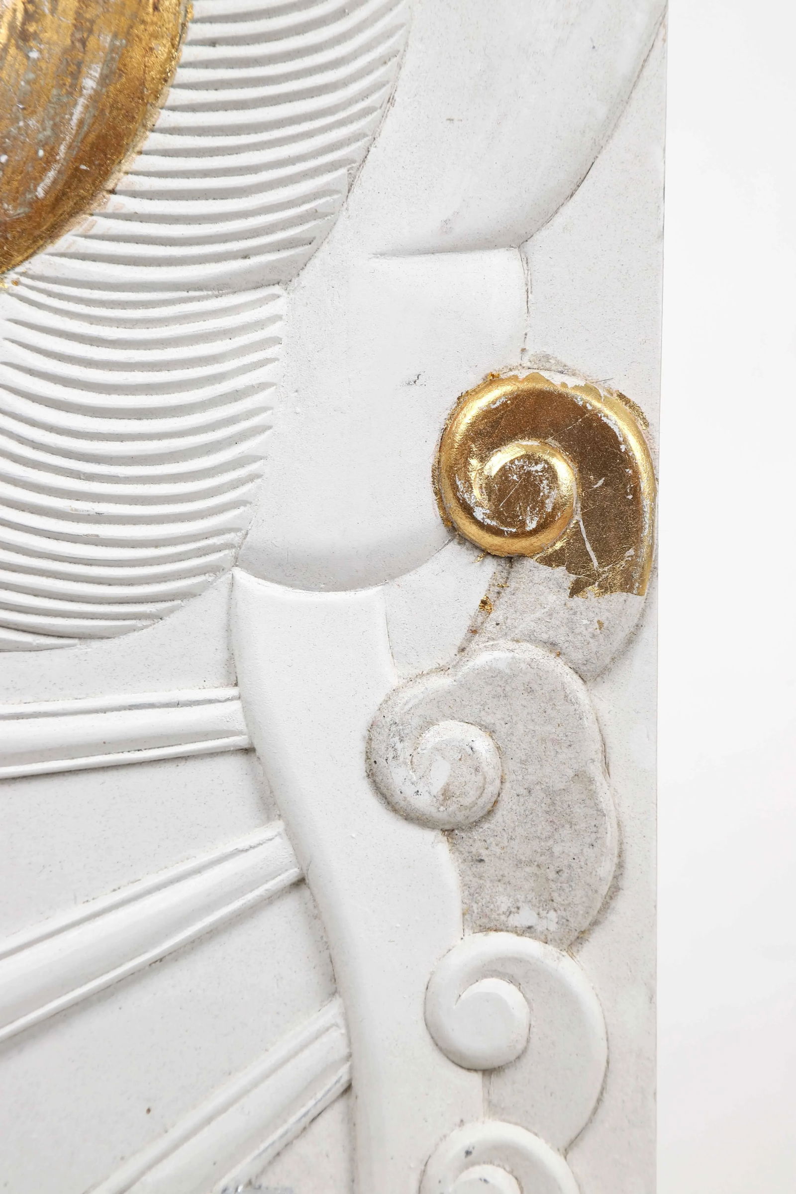 1970s English Traditional Wooden Plaque Sculpted and in Gold & Silver Leaf & White - 5