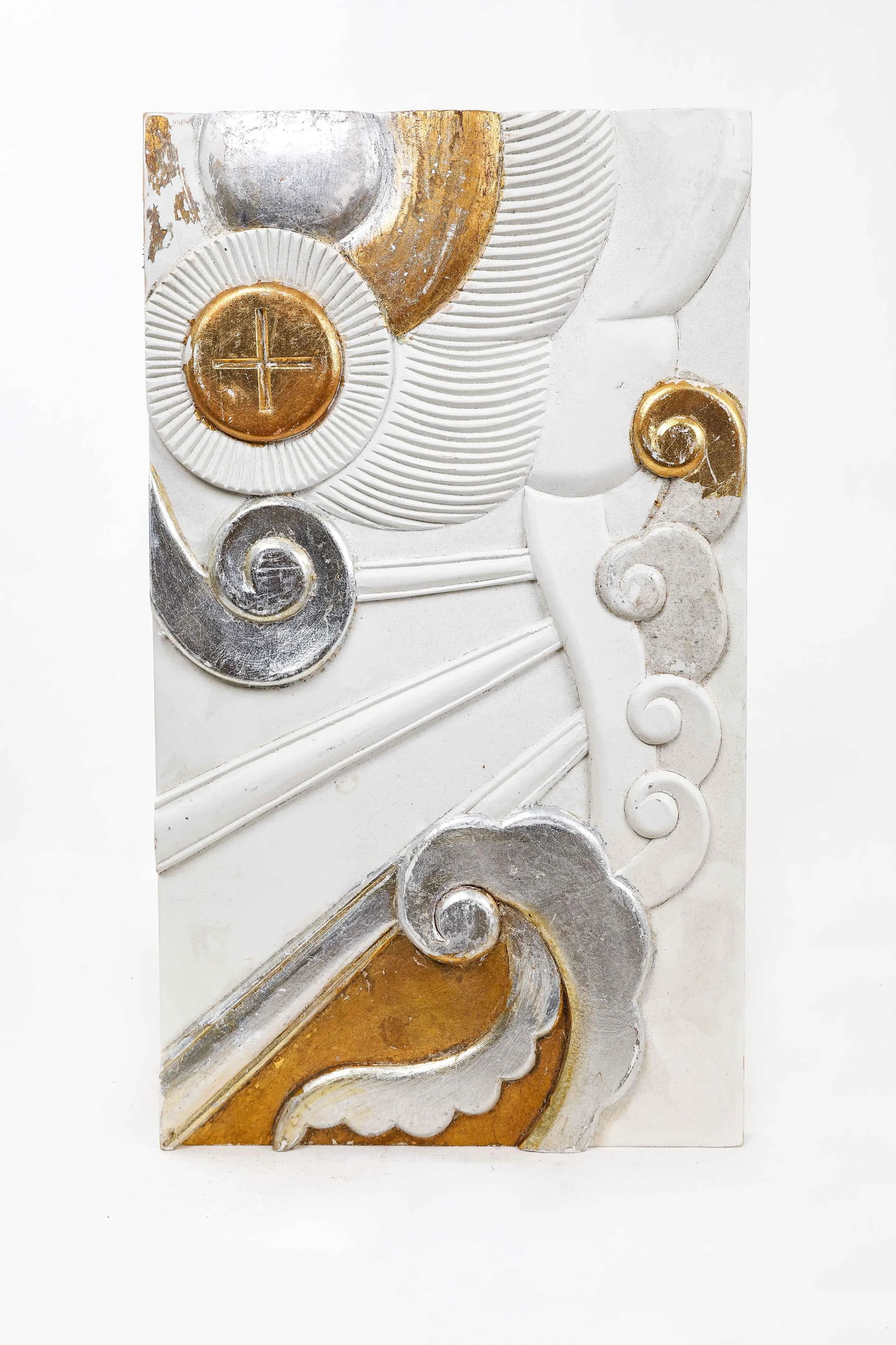 1970s English Traditional Wooden Plaque Sculpted and in Gold & Silver Leaf & White - 6