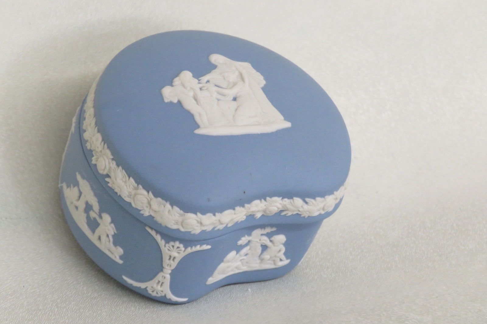 Wedgwood Blue Jasperware Pegasus Kidney Shaped Trinket Box Made in England - 4