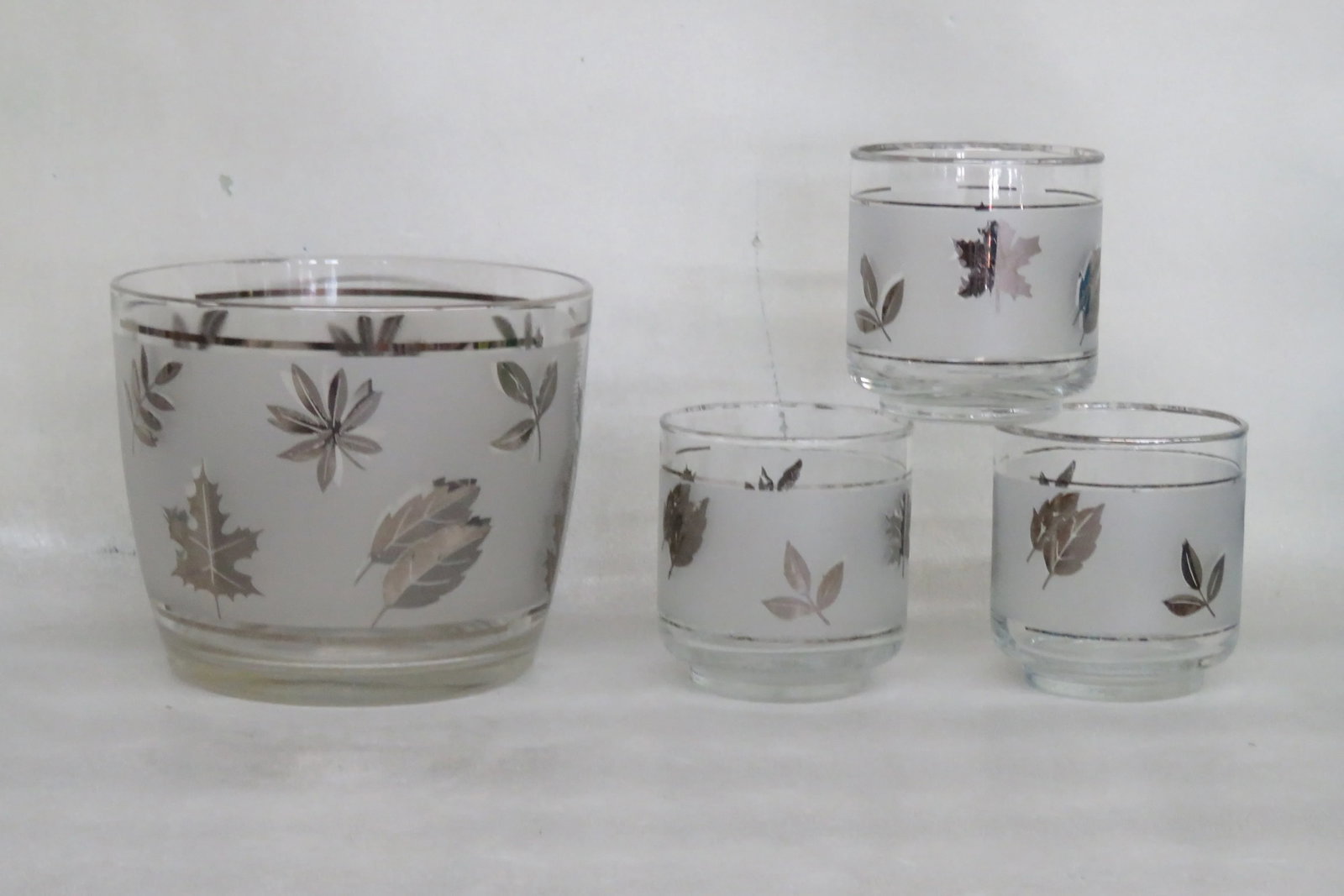 Libbey Silver Leaf Frosted Barware Glass Ice Bucket and Cups Set of Four - 12
