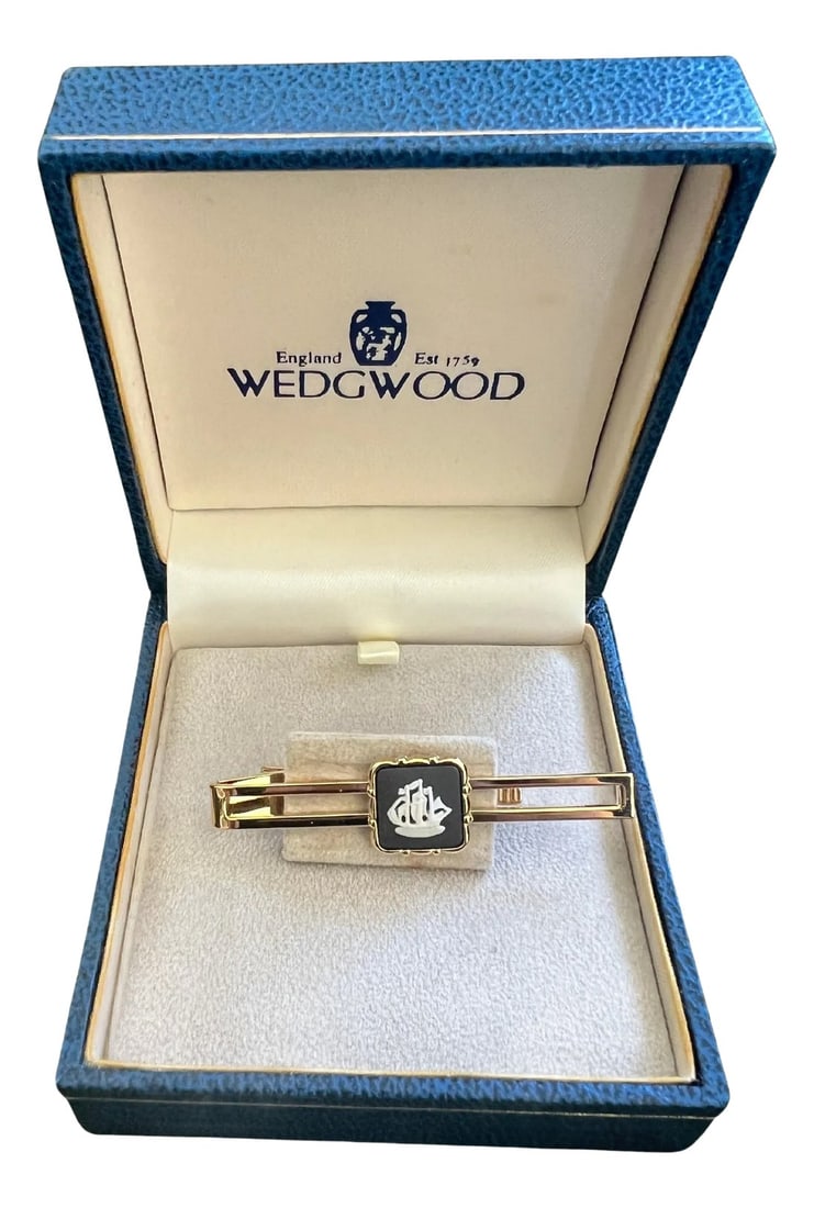 Vintage Wedgwood British Royal Gold Plate & Jasper Tie Clip Original Case 1960: Vintage Wedgwood British Royal Gold Plate & Jasper Tie Clip In Original Case Nautical Vintage Wedgwood British Royal Tie Clip Original Gray Velvet and Champagne Satin Blue Case Circa 1960 Gold Plate