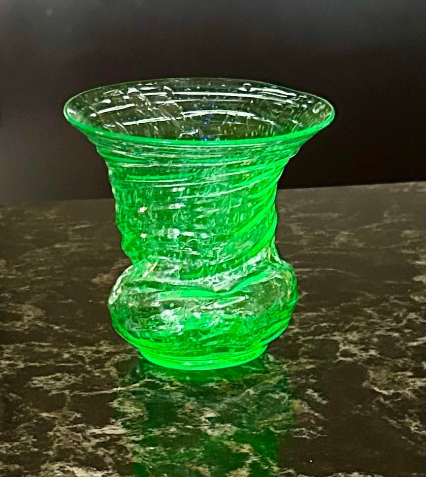 Vintage Consolidated Catalonian Emerald Green Uranium Uv Glow Vase - 4